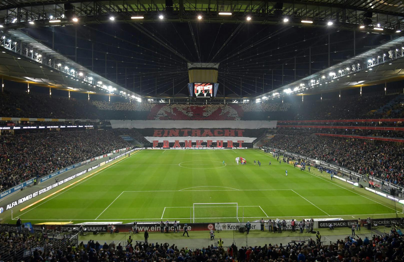 Für gewöhnlich bespielt Eintracht Frankfurt die Commerzbank-Arena. 2005 wurde sie umgebaut - und kann seitdem bei Regen überdacht werden. 51.500 Zuschauer dürfen hinein.