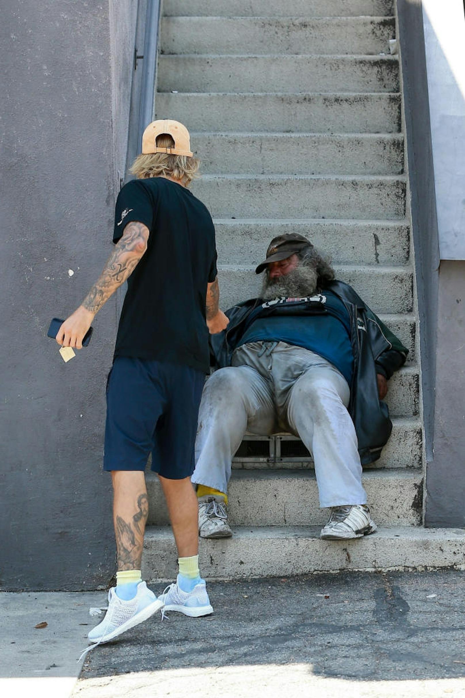 Justin Bieber hilft einem Obdachlosen