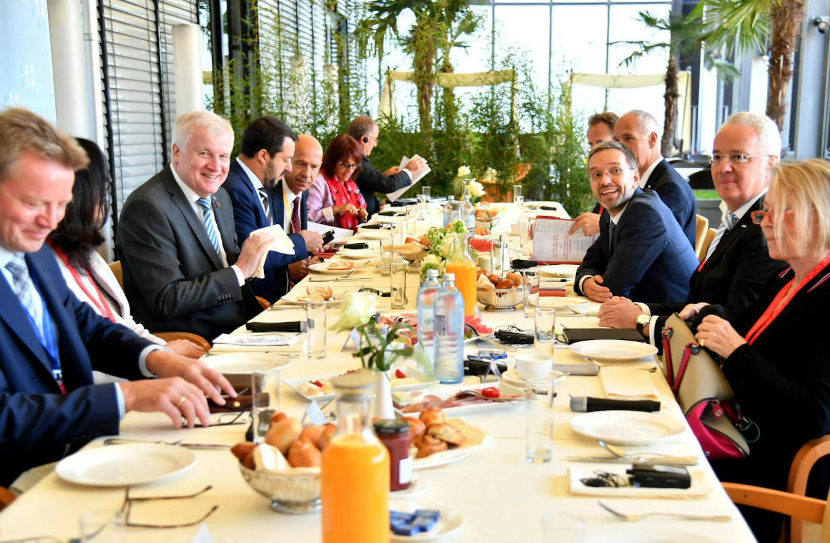 Beim Frühstück vor der nächsten Arbeitssitzung ist die Stimmung noch locker. Im Bild: Die Innenminister (v.l.) Horst Seehofer (GER), Matteo Salvini (ITA), Herbert Kickl (AUT) am Donnerstag, 12. Juli 2018.
