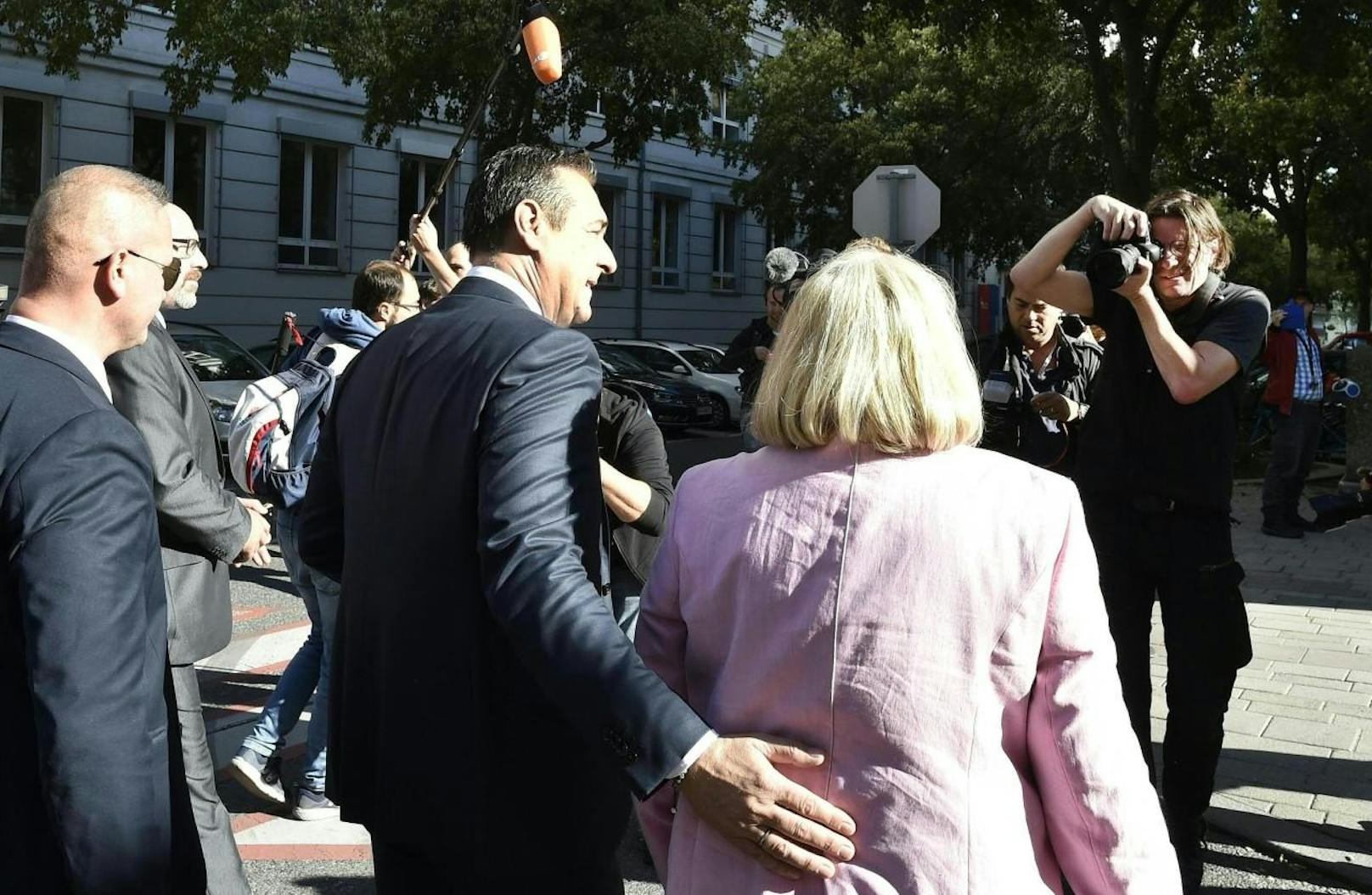 Heinz-Christian Strache wurde bei seinem Gang zur Wahlurne von seiner Mutter begleitet