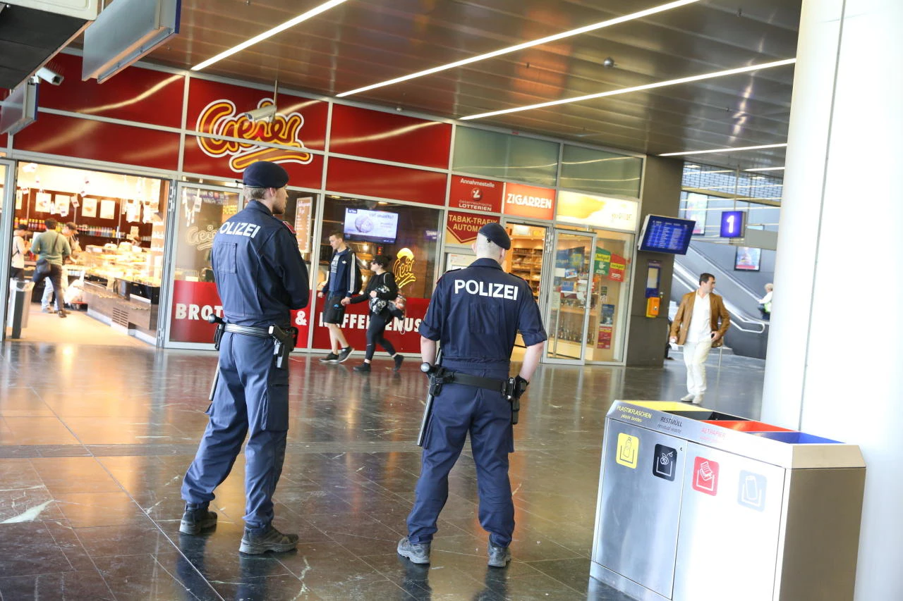 Seit 27. April gilt am Wiener Öffi-Knoten Praterstern ein Alkoholverbot. Die Polizei kontrollierte bereits am ersten Tag streng, rund 20 Polizisten und auch vier Diensthunde waren im Einsatz. Es kam am Vormittag zu einer Festnahme.
