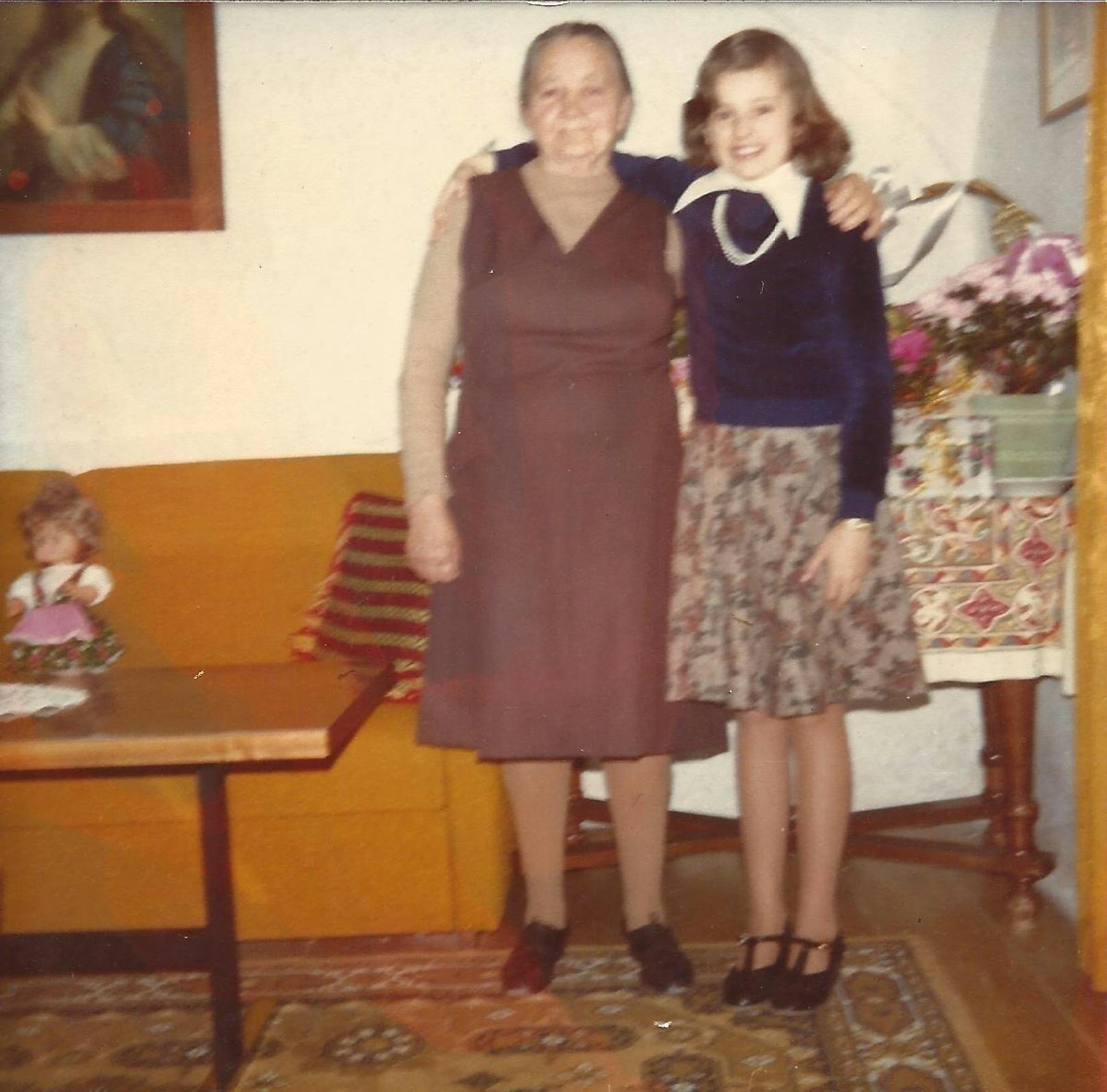 Anna zum 70. Geburtstag mit Enkelin Maria.