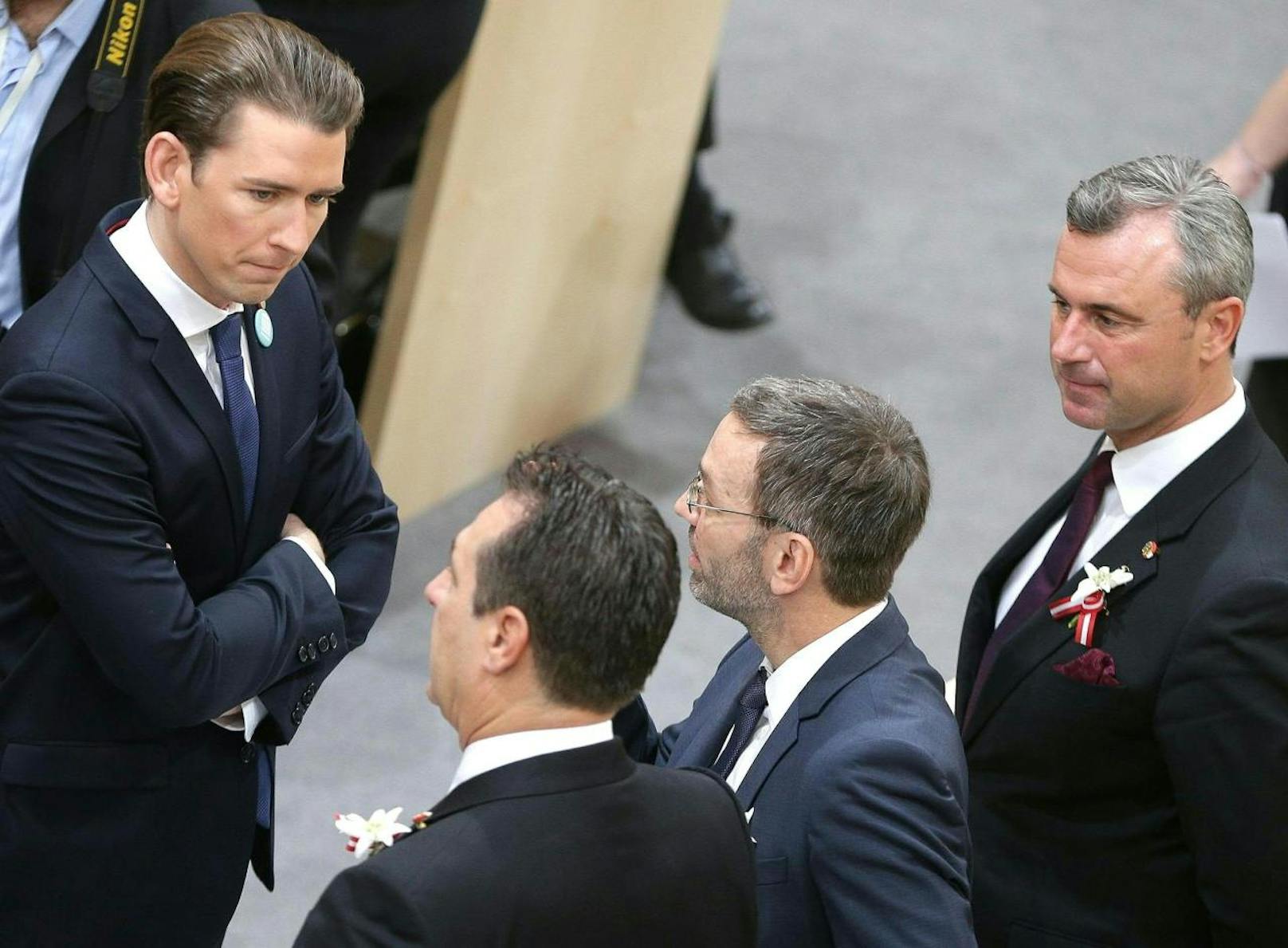 (v.l.n.r.): ÖVP-Chef Sebastian Kurz mit seinen zukünftigen FPÖ-Regierungspartnern Heinz-Christian Strache, Hebert Kickl und Norbert Hofer