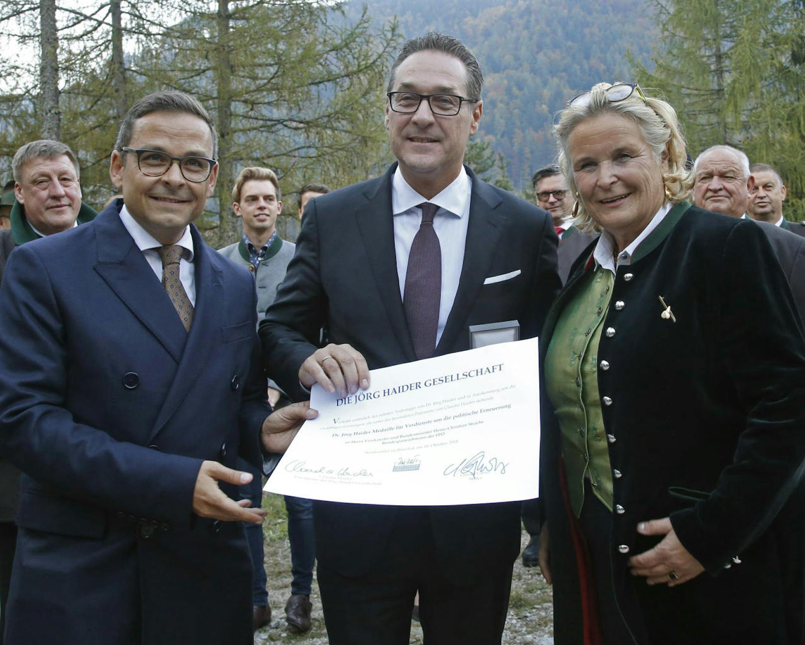 Überreichung der Jörg-Haider-Medaille an FPÖ-Obmann Strache am 10. Oktober 2018, in Feistritz. Im Bild: (v.l.) Gerald Grosz und FPÖ-Chef Heinz-Christian Strache mit Claudia Haider.