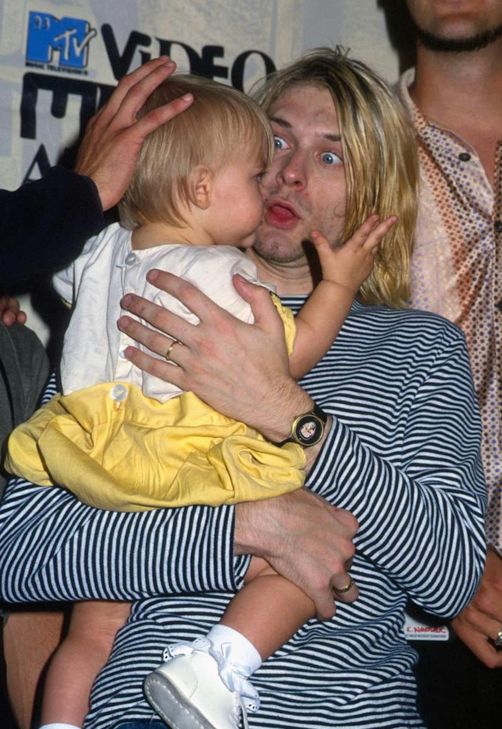 Die einjährige Frances Bean Cobain im Arm ihres Vater Kurt im Jahr 1993