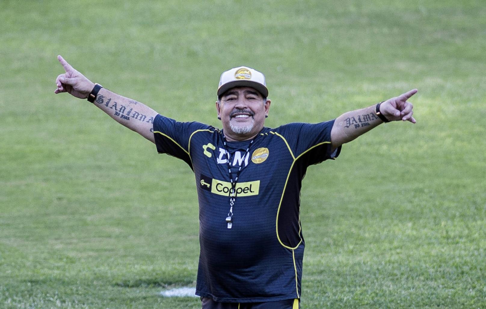 Diego Maradona verbreitete in seiner ersten Einheit als Coach von Dorados de Sinaloa gute Stimmung. Zwischendurch gönnte er sich barfuß auf dem Feld eine kleine Auszeit.