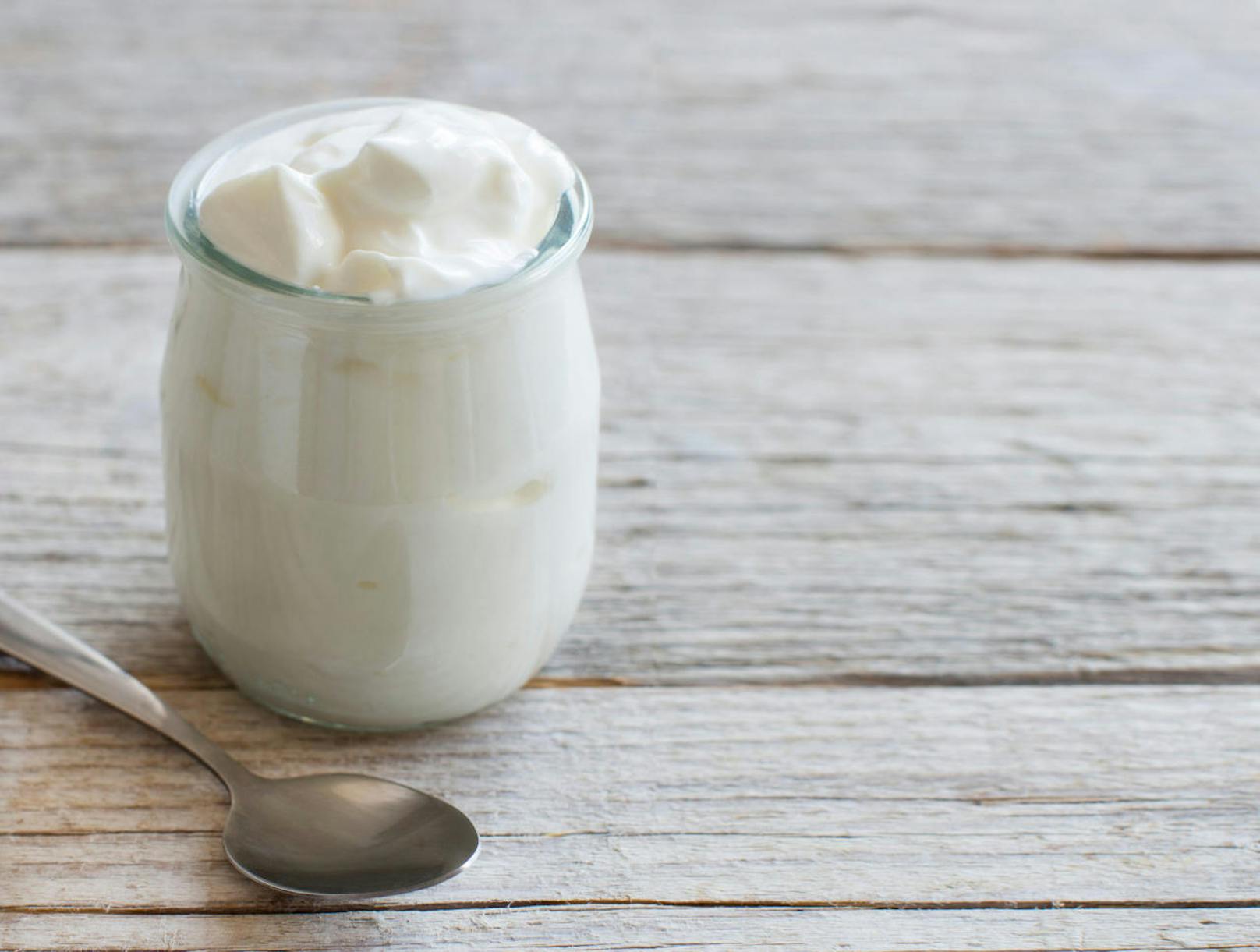 <b>Naturjoghurt </b>liefert nicht nur Stoff für den Muskelaufbau, sondern auch Mineralstoffe wie Magnesium und Kalzium. Besonders lecker: Die griechische Variante des Nature-Joghurts! Sie hat fast doppelt so viel Eiweiss.