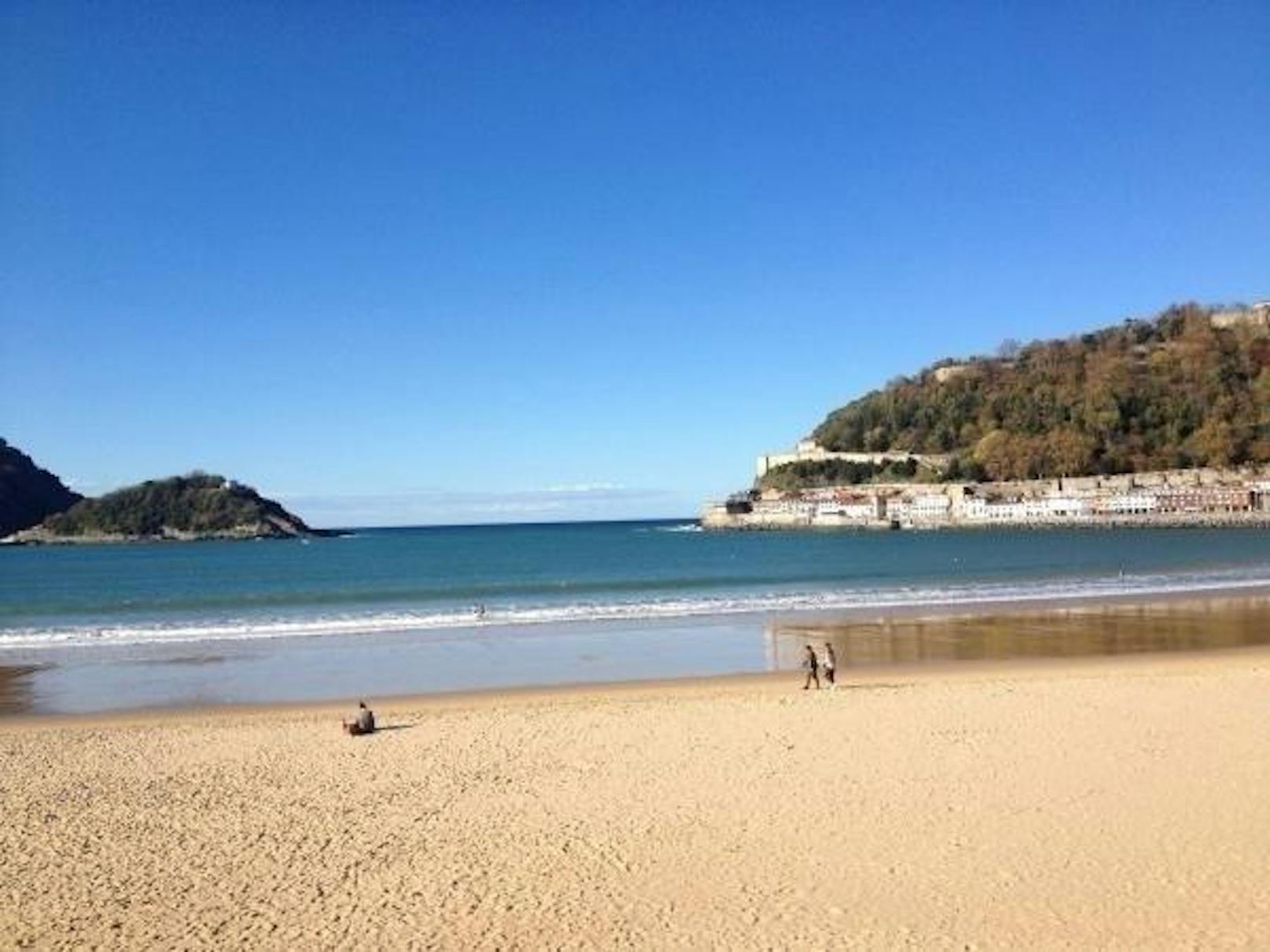 <b>Platz sechs: La Concha Beach, San Sebastián, Spanien:</b> Der 1,5 Kilometer lange muschelförmige Strand in der für ihre kulinarischen Köstlichkeiten bekannten Kulturhauptstadt des Jahres 2016 gilt als einer der schönsten Stadtstrände Europas. "Ob man ein ambitionierter Schwimmer ist, mit Kindern mal gefahrenlos im Atlantik herumtollen möchte oder einfach nur in der flachen Brandung spazieren geht: Die Concha ist die richtige Wahl!", heißt es auf Tripadvisor.