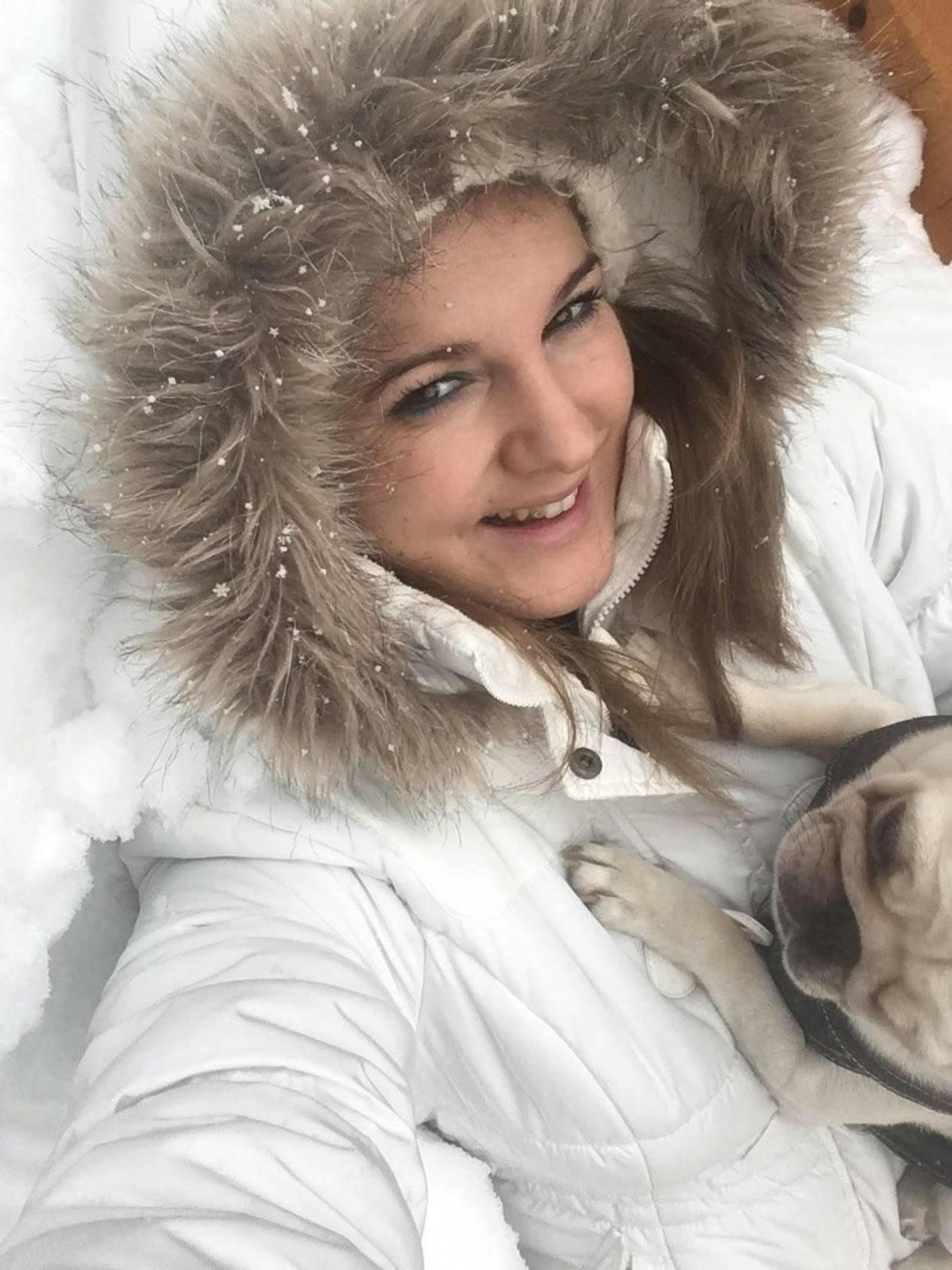 "Schnee-Selfie mit Elsa Mopsdame - sie liebt den Schnee so"
