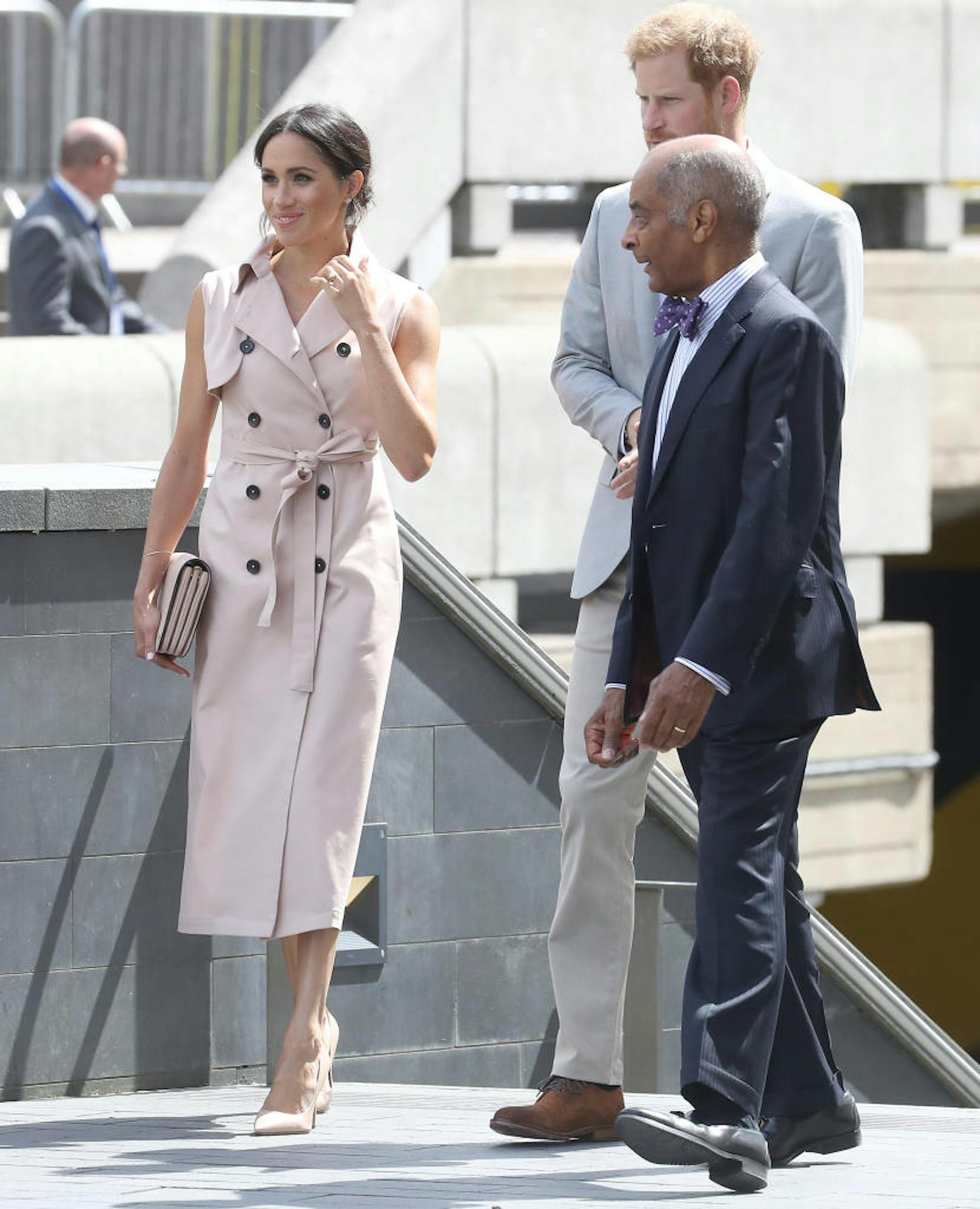 Zu Eröffnung der Nelson Mandela Ausstellung erschien die Herzogin in einem Trench-Kleid aus dem Hause Nonie.