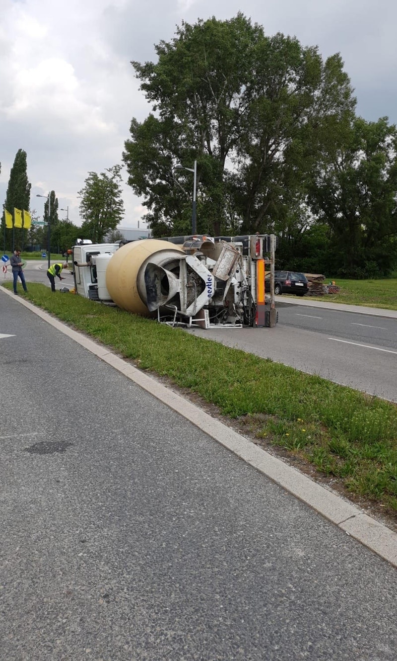 Auf der Groß-Enzersdorfer-Straße ist am Mittwoch ein Mischfahrzeug umgekippt. Glücklicherweise wurde niemand verletzt.