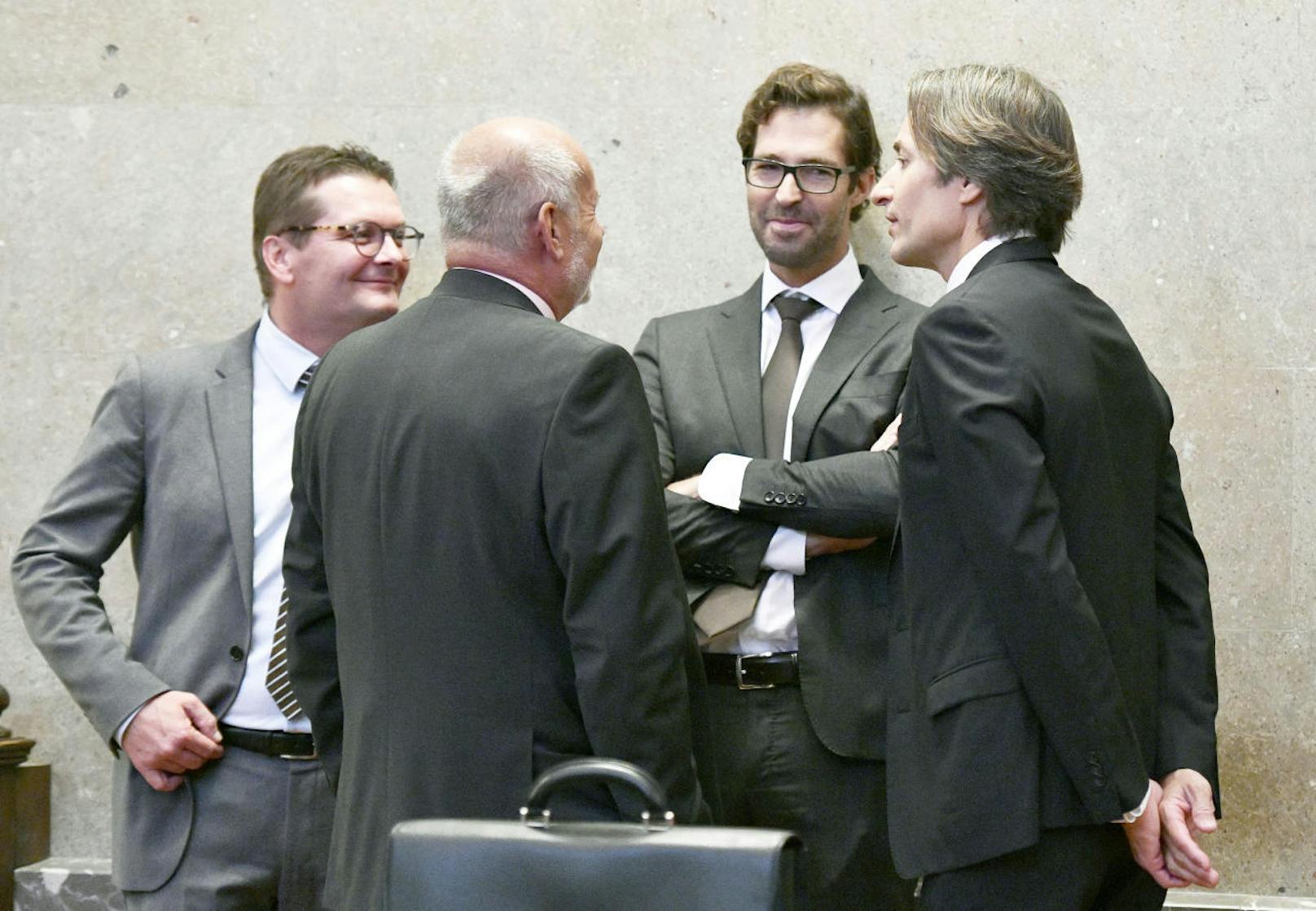 Der Angeklagte Gerald Toifl, Anwalt Manfred Ainedter, Anwalt Oliver Scherbaum und der Angeklagte Karl Heinz Grasser am Donnerstag beim Buwog-Prozess im Wiener Straflandesgericht. 