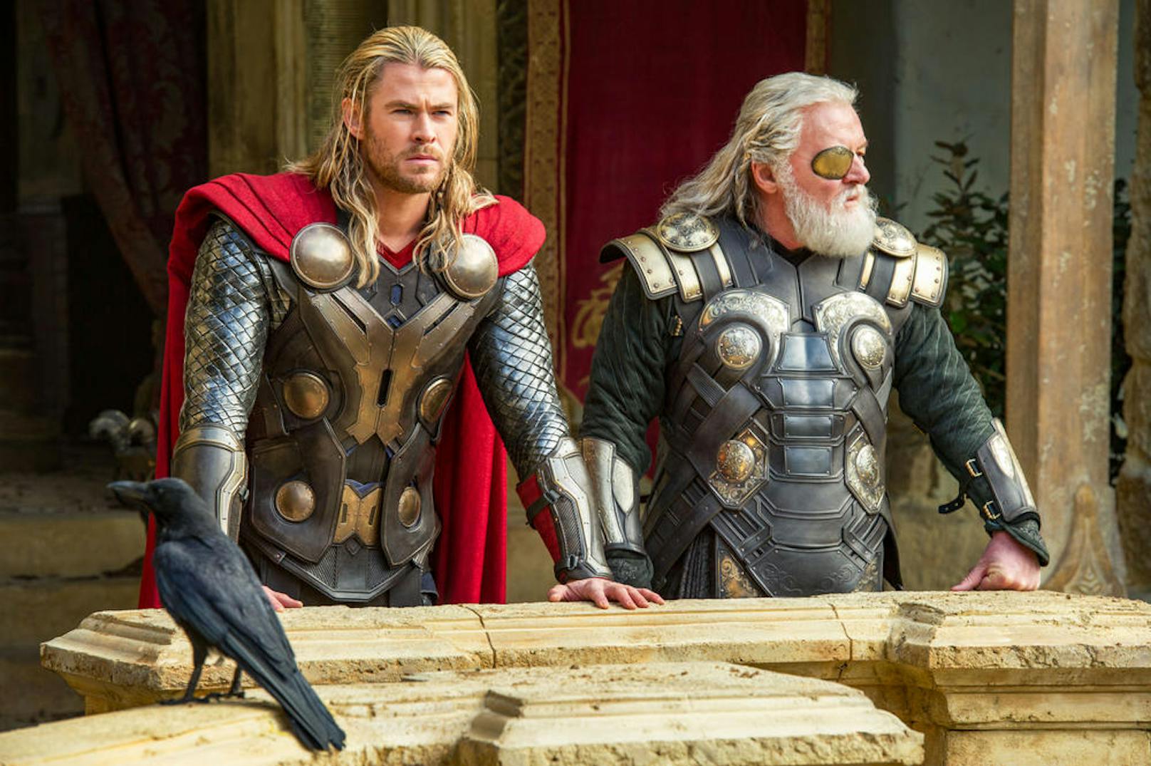 Chris Hemsworth (li.) und Anthony Hopkins in "Thor 2 - The Dark Kingdom"