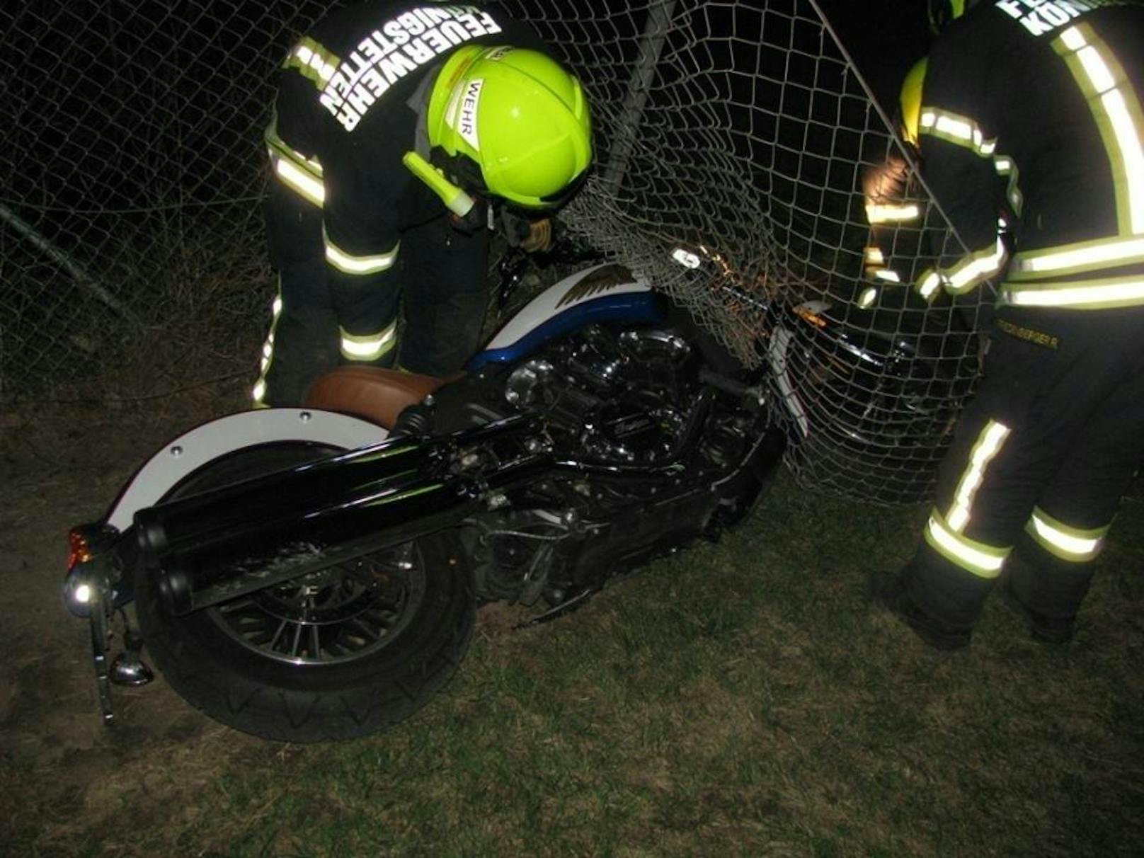 Das Motorrad hatte sich in einem Zaun verfangen....
