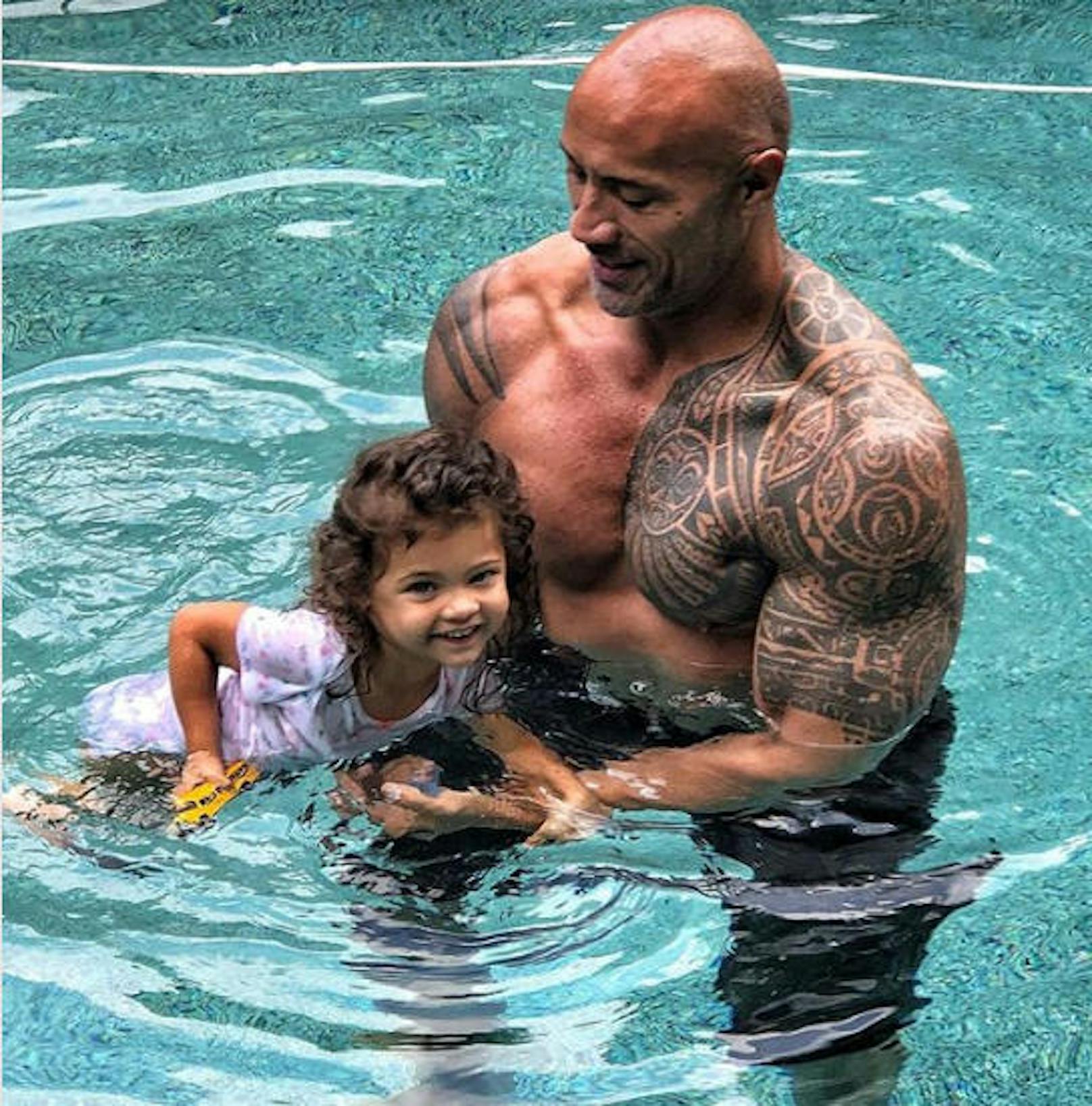 12.07.2018: Ein Fels in der Brandung: Papa "The Rock" gibt seiner Tochter Schwimmunterricht. Besser kann man's wohl nicht erwischen als Anfänger. 