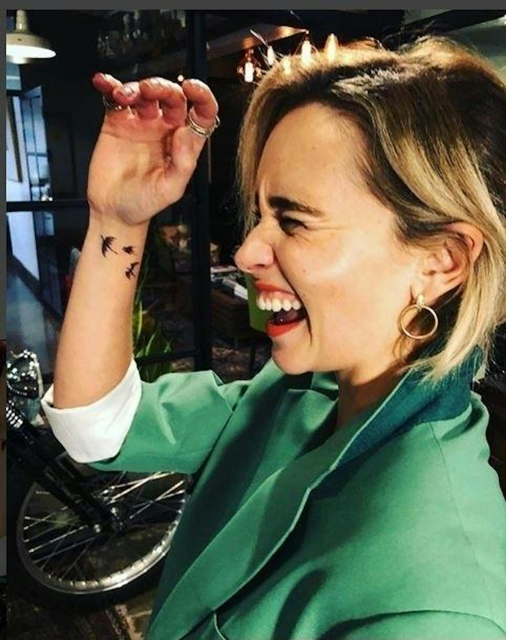 19.09.2018: Drachenmama forever: Game of Thrones ist bald aus,doch Emilia Clarkes Liebe für ihre Drachen geht ihr unter die Haut. Stolz zeigt sie ihr neues Tattoo