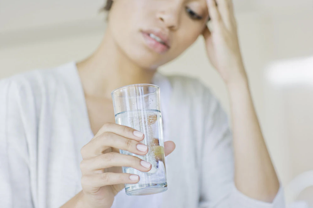 Wer sich beim Wassertrinken schwertut, kann auch Früchte einlegen, damit es einen besseren Geschmack bekommt.