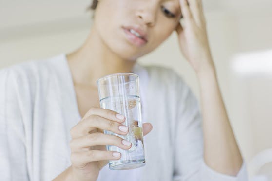 Wer sich beim Wassertrinken schwertut, kann auch Früchte einlegen, damit es einen besseren Geschmack bekommt.