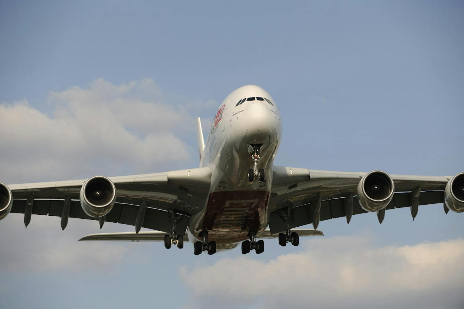Im Morgengrauen des 25. Oktober 2007 hob der A380 auf dem Changi Airport in Singapur erstmals für einen Linienflug ab. Singapore Airlines setzte das historische Ereignis gebührend in Szene.