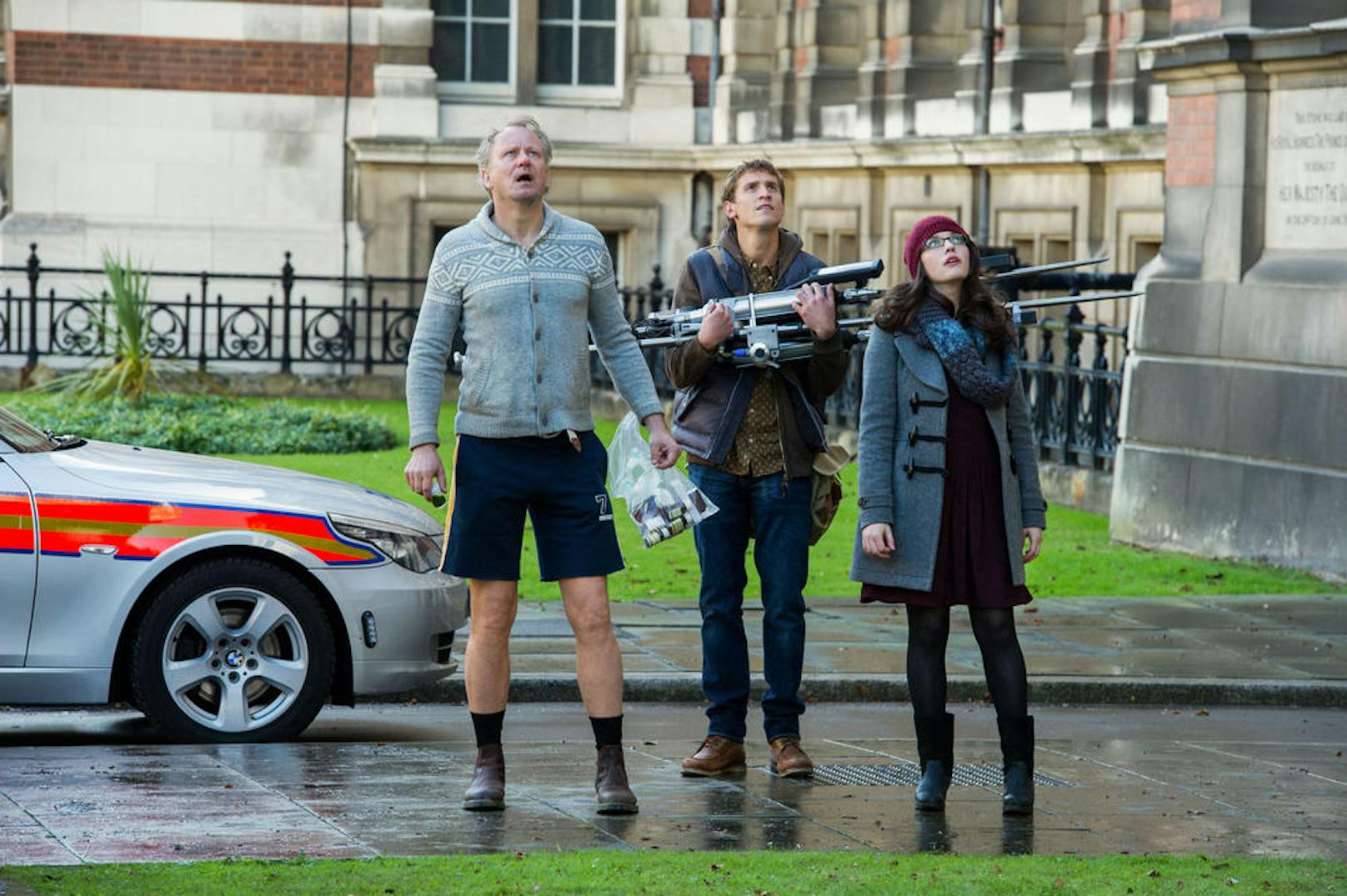 Von links: Stellan Skarsgård (als Dr. Erik Selvig), Jonathan Howard (als Ian Boothby) und Kat Dennings (als Darcy Lewis) in "Thor 2 - The Dark Kingdom"