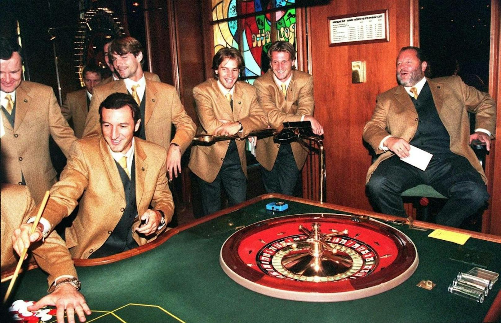 Ein Bild für die Ewigkeit. Hannes Kartnig, Ranko Popovic, Hannes Reinmayr, Jan-Pieter Martens, Markus Schopp im Casino.