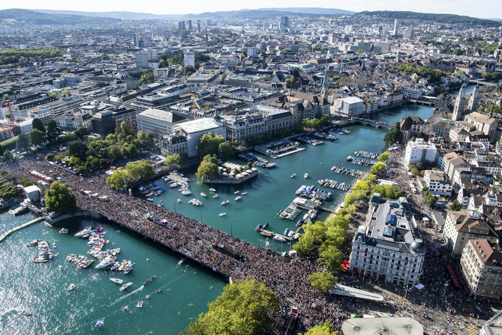 Mehr als eine Million Partytiger feierten am Samstag in Zürich bei der 27. Street Parade mit.  