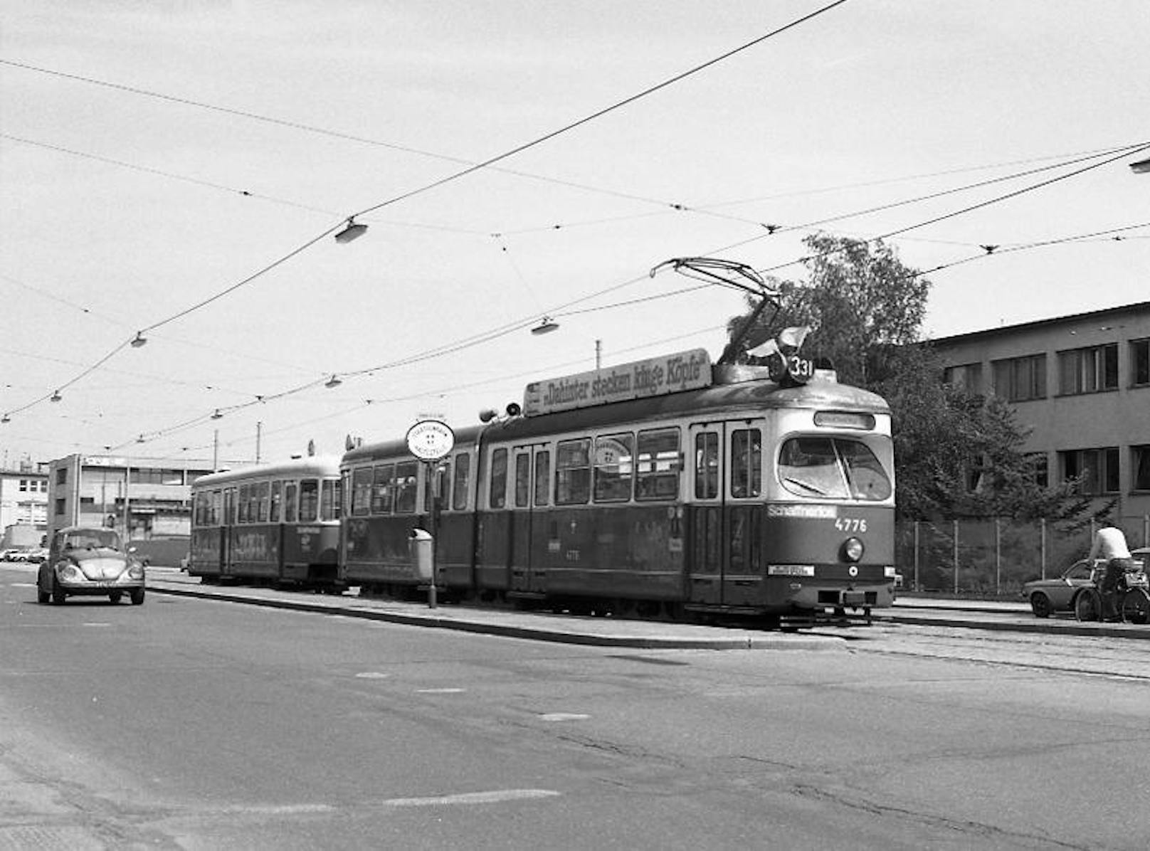 Zug der Linie 331, in der Brünnerstraße Type E1-c3, August 1982