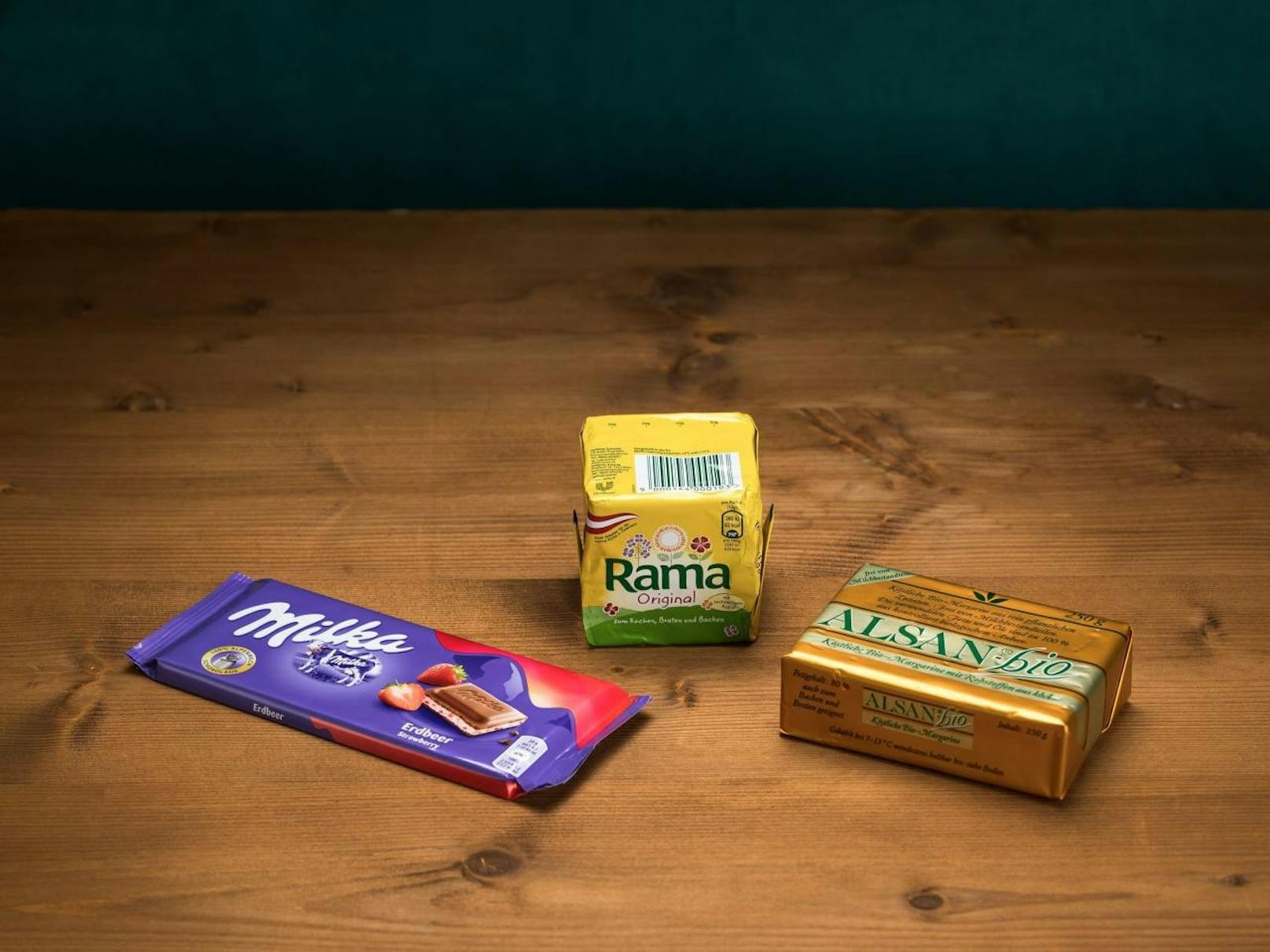 Milka-Erdbeer-Schokolade und Margarinen stark mit krebserregenden Schadstoffen belastet.

Greenpeace / Mitja Kobal
