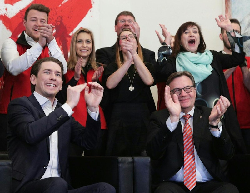 Auch Bundeskanzler Kurz freut sich mit Platter.
