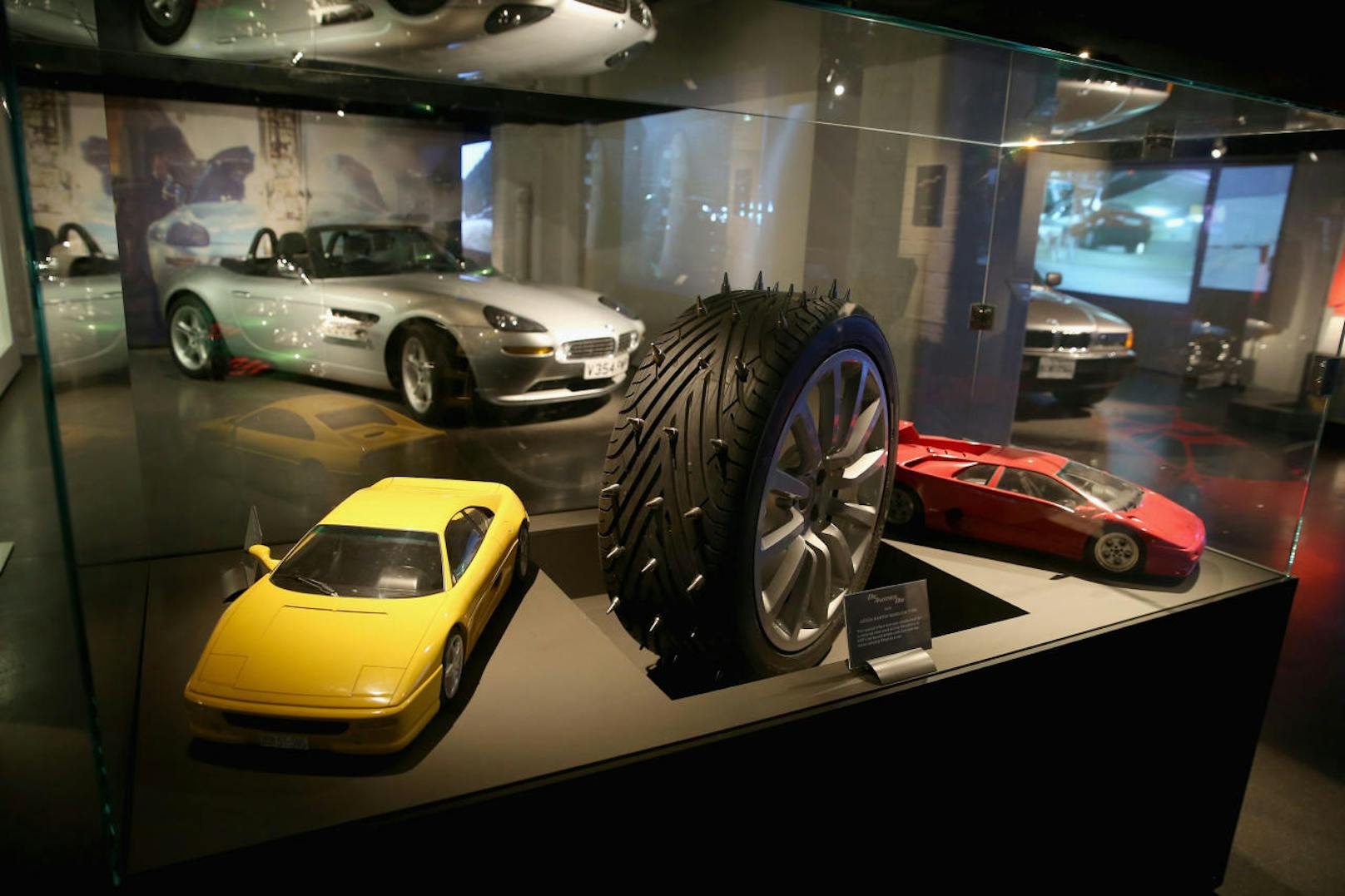 Modelle und Gadgets - im Hintergrund der BMW Z8 aus "Die Welt ist nicht genug" (1999).
