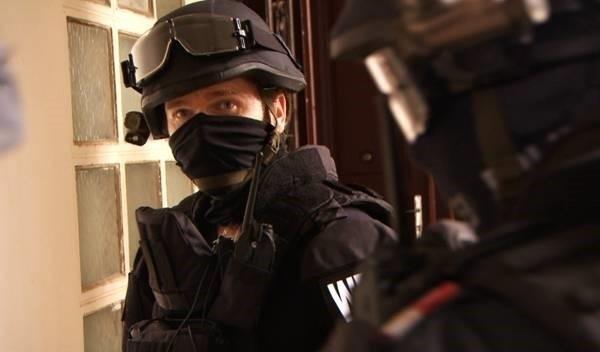 Zudem sollen Innen- und Außenbereich mit mehreren Minikameras beobachtet worden sein.