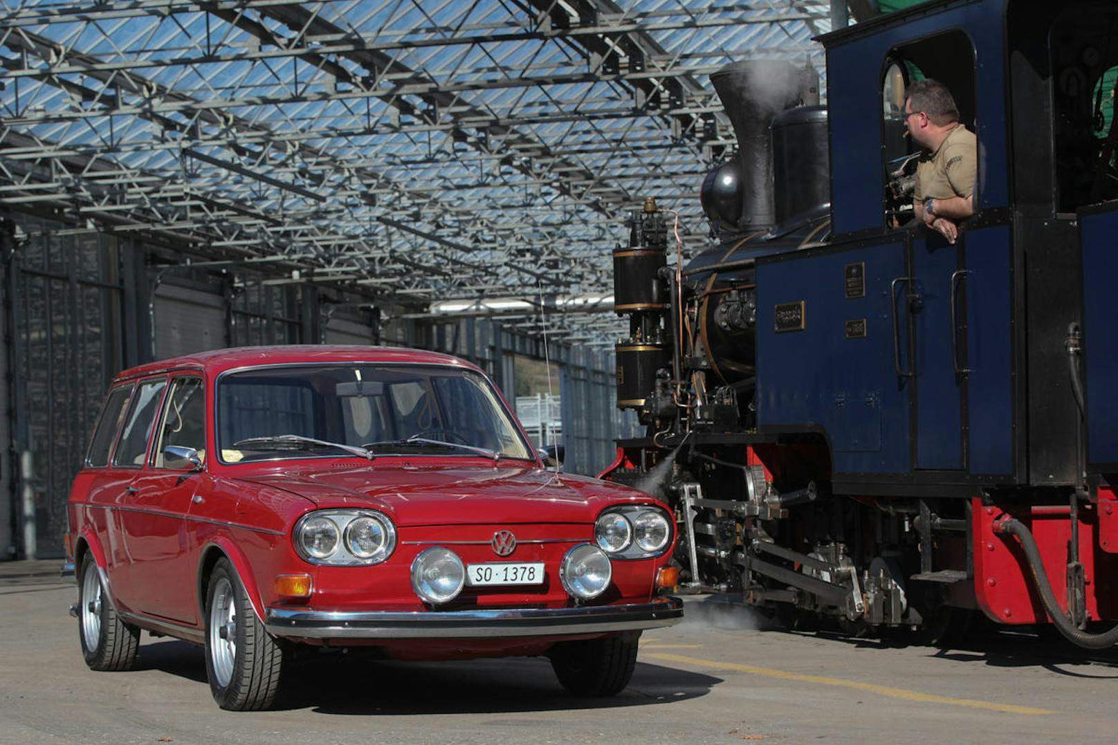 Sieht er nicht sympathisch aus neben er Dampflokomotive? Der VW 411 LE Variant verkörperte Ende der Sechzigerjahre genauso die Vergangenheit wie eine nicht-elektrische Lokomotive.