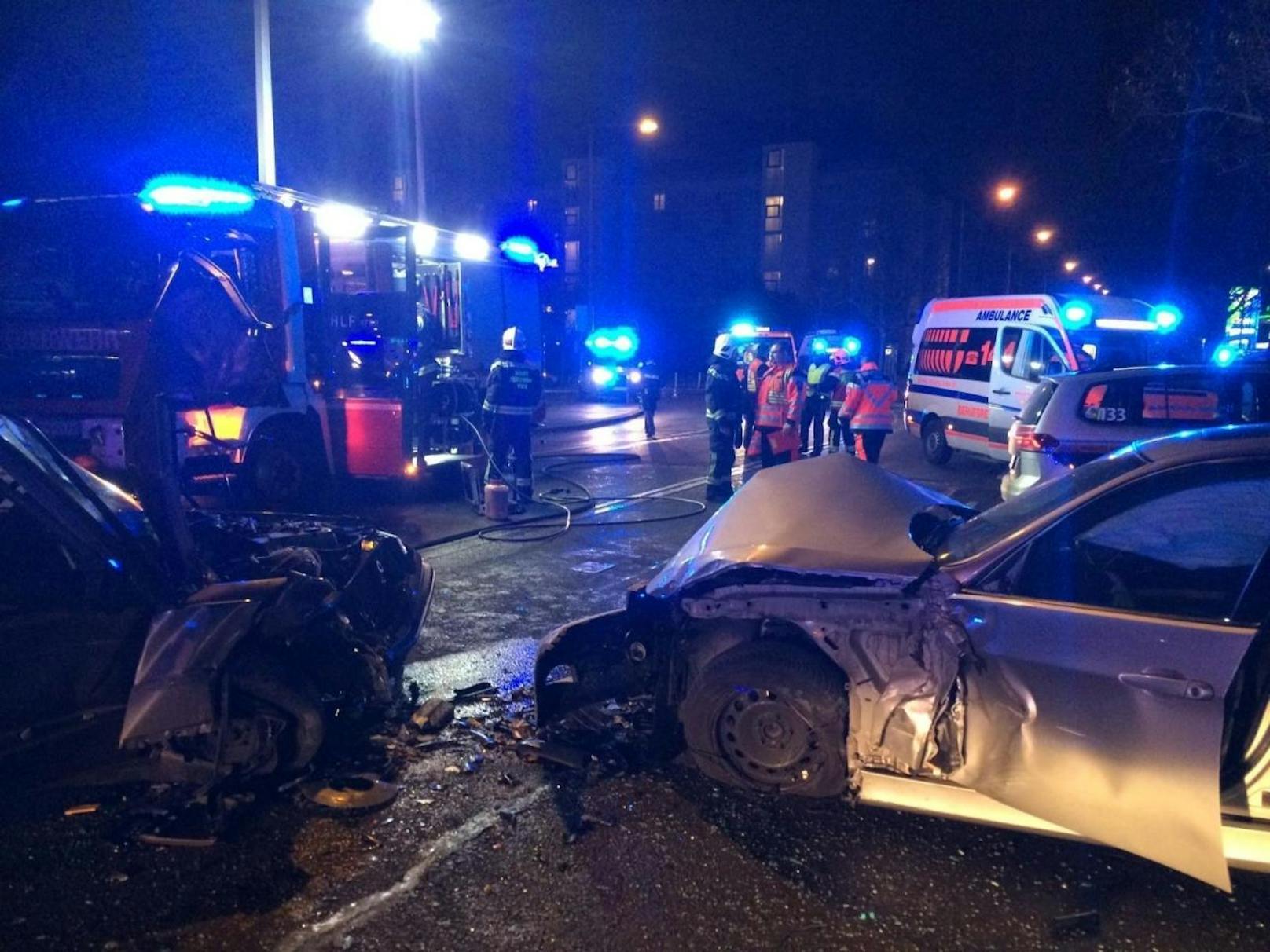 Schwerer Crash in Ottakring: Insgesamt wurden vier Personen verletzt - zwei davon schwer. 