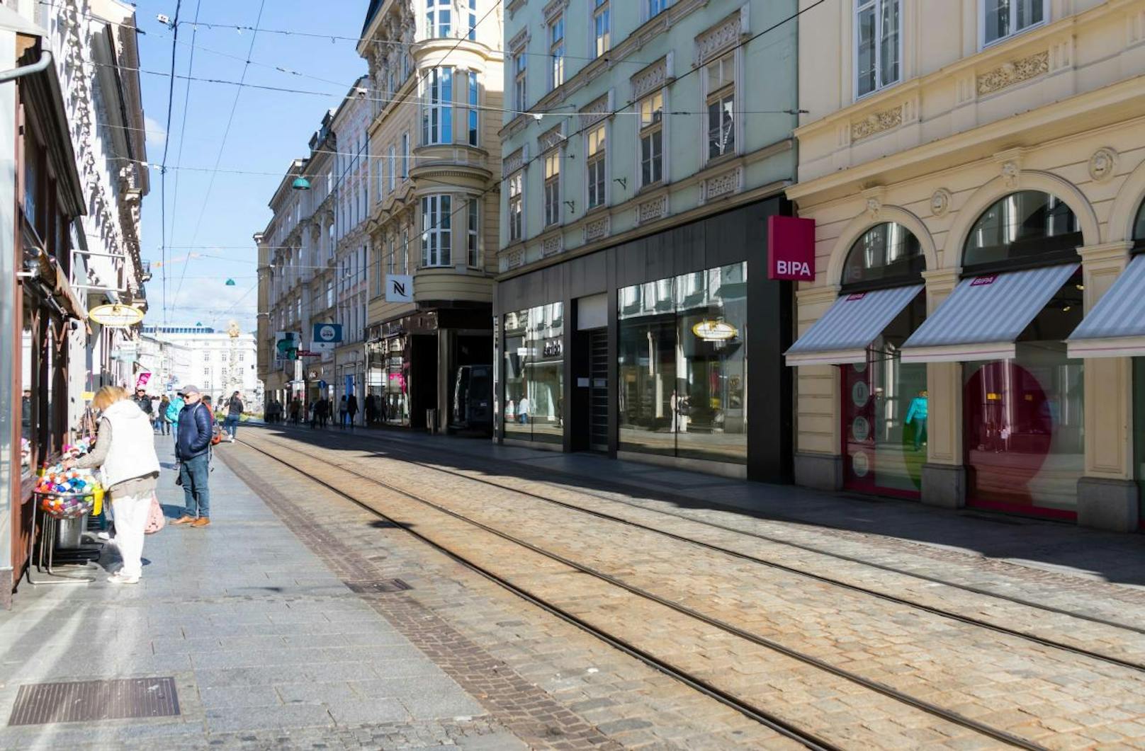 In der Schmidtorstraße stehen derzeit gleich vier Geschäfte frei.
