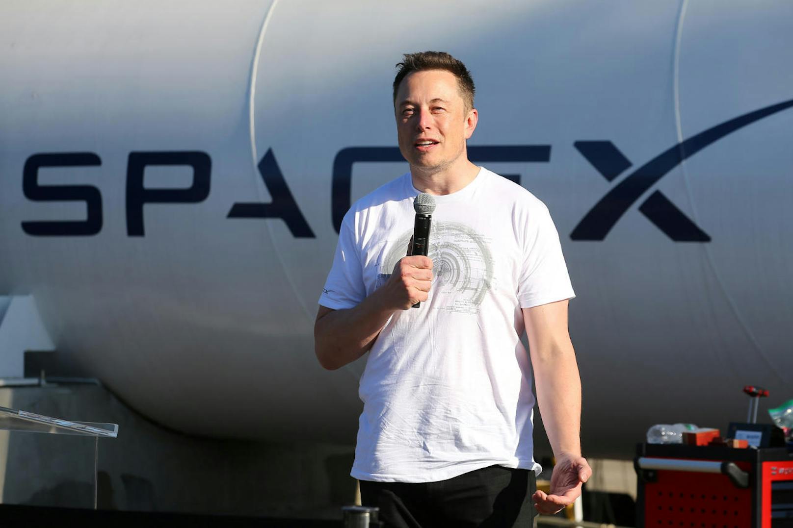 Elon Musk (48) ist ein aus Südafrika stammender kanadisch-US-amerikanischer Unternehmer und Investor.