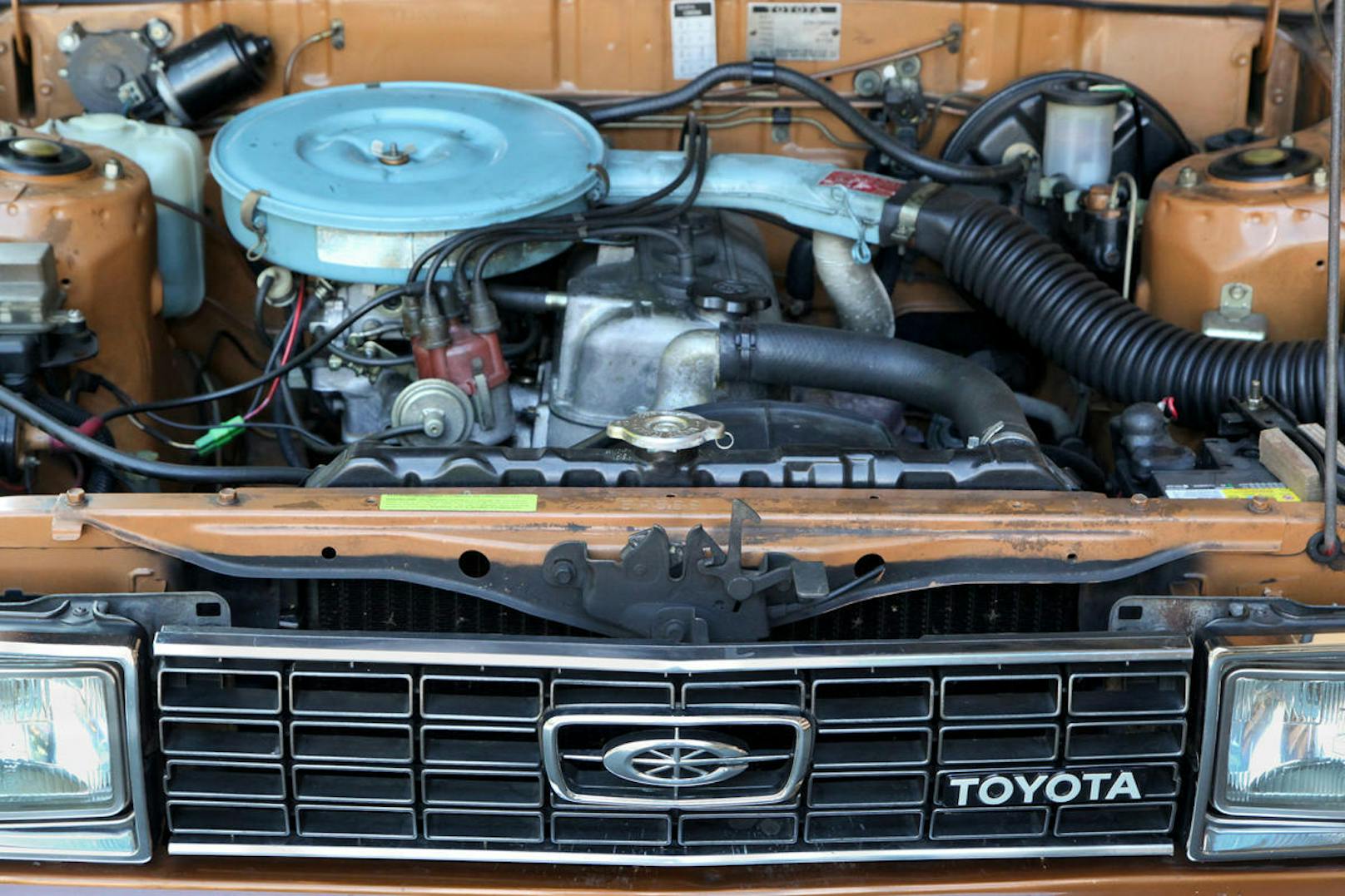 1,8 Liter Hubraum, vier Zylinder, 86 PS - längs eingebauter Motor im Bug des Toyota Corona.