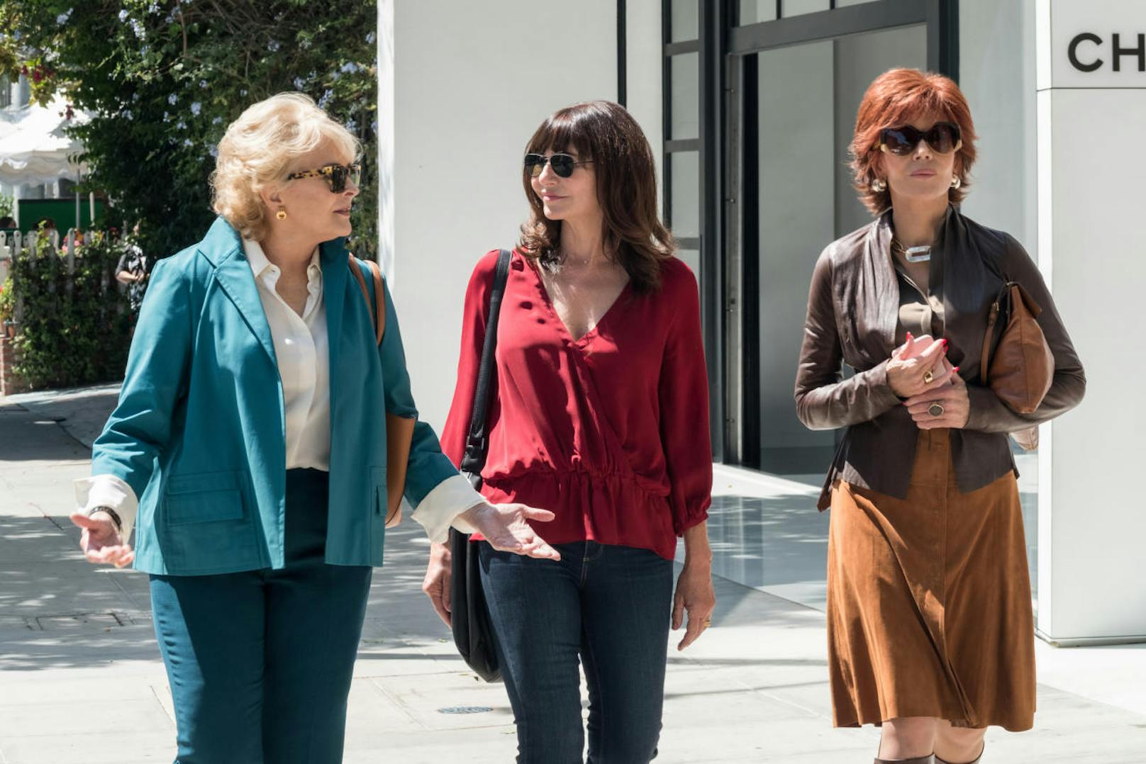 Vivian (Jane Fonda, re.) und Carol (Mary Steenburgen, Mitte) bereiten Sharon (Candice Bergen) auf ihr erstes Date nach Jahrzehnten vor