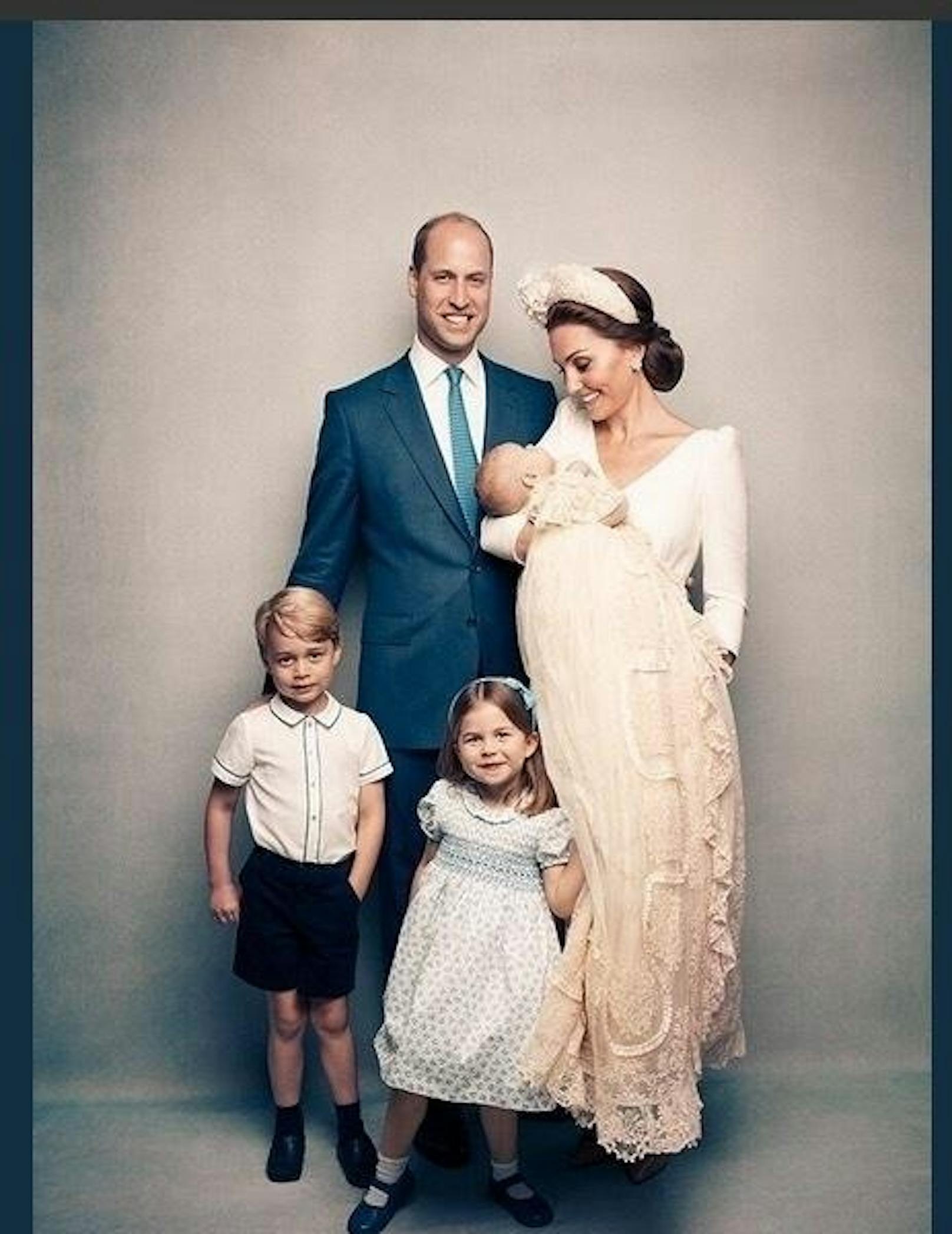 ... Catherine ihren Sohn verzückt anschaut. Ein weiteres Foto zeigt die frisch gebackene fünffache Familie: Mama Kate, Papa William und die drei Kinder Prinz George (4), Prinzessin Charlotte (3) und Prinz Louis. Die beiden zusätzlichen Aufnahmen sind grössere ...