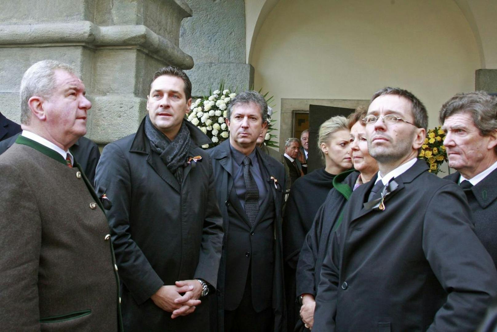 Der damalige Kärntner FP-Chef Franz Schwager (l.), Heinz Christian Strache, Herbert Kickl und  der frühere oberösterreichische FP-Chef Hans Achatz (r.) mit Frau Anna-Elisabeth Aumayr (3.v.r) am 18. Oktober 2008 im Rahmen der Trauerfeier für Jörg Haider
