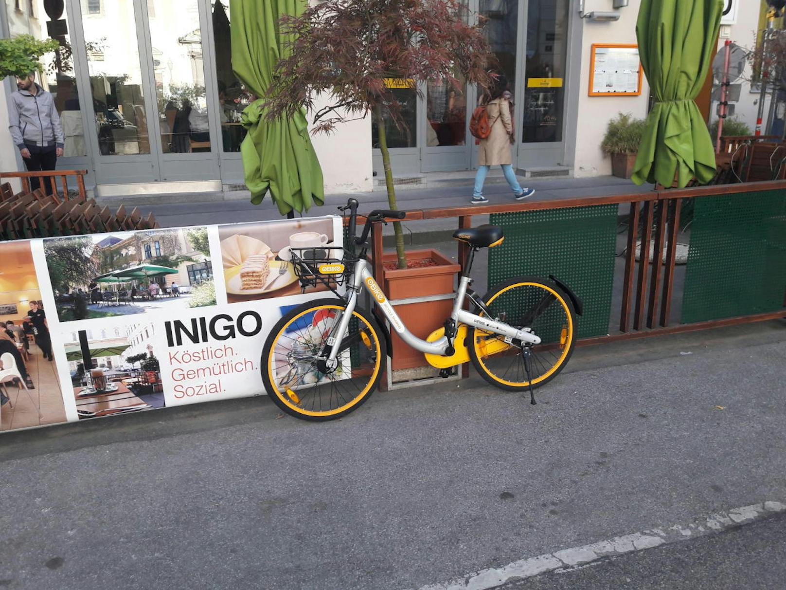 Anlehnungsbedürftig: Das Rad beim Restaurant "Inigo" in der Bäckerstrasse.