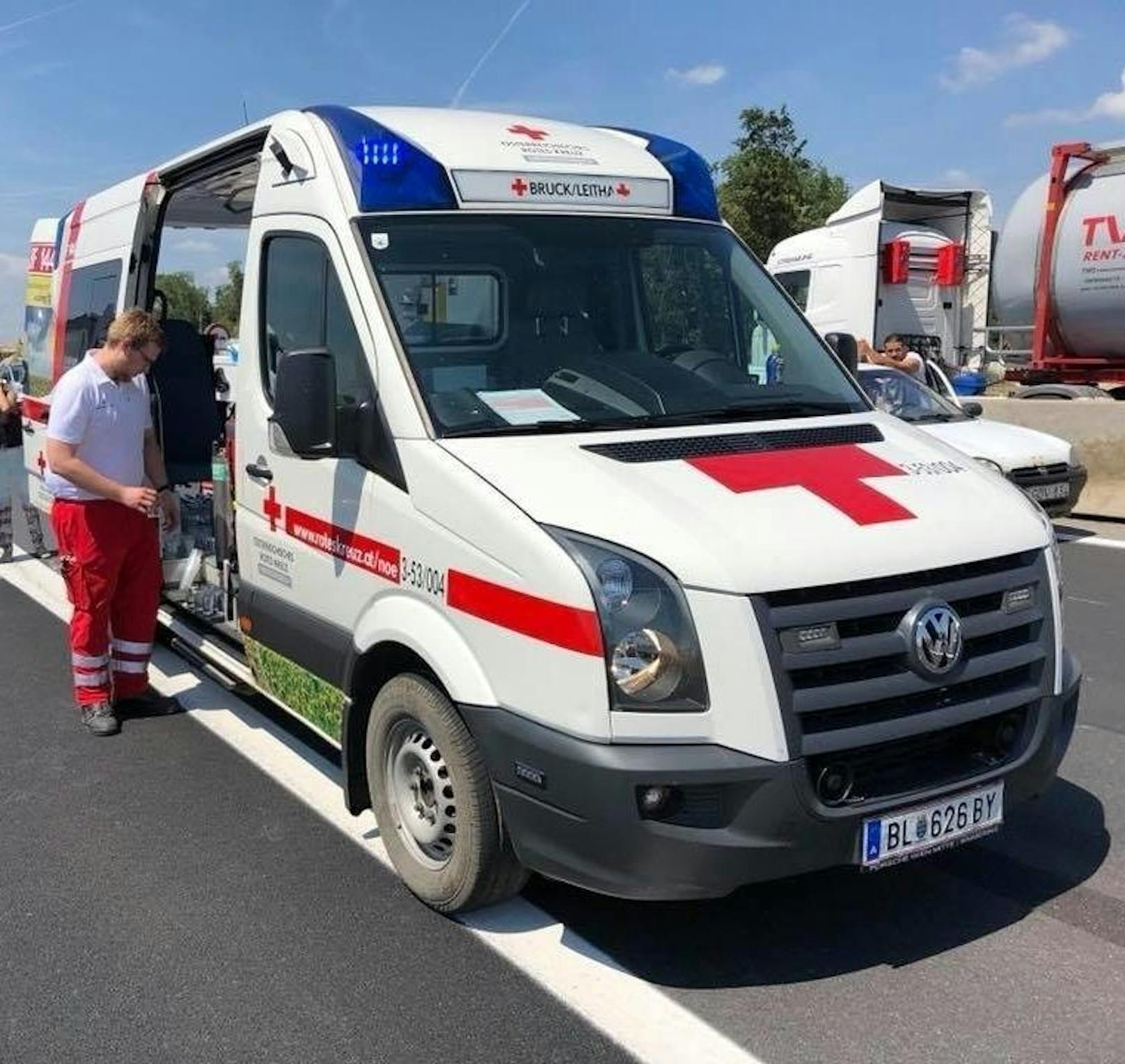 Die Sanis des Roten Kreuzes stehen derzeit im Versorgungseinsatz auf der A4.