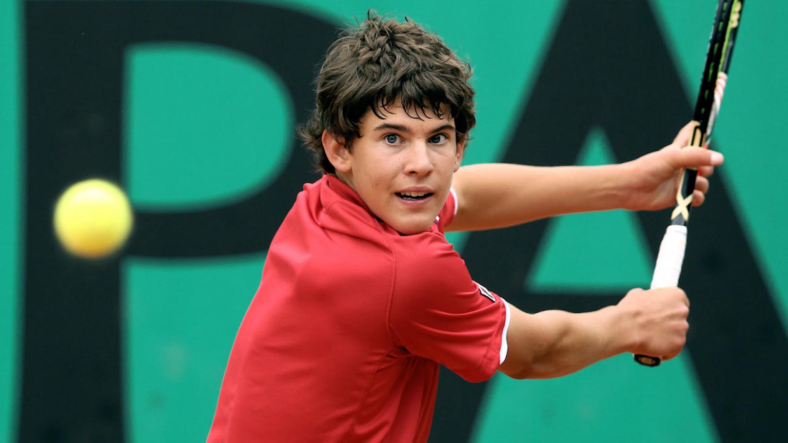 Im Alter von sechs Jahren begann Thiem mit dem Tennisspielen. Schon in der Volksschule trainierte er täglich mehrere Stunden. Mit sieben Jahren beginnt er mit dem Training unter Mentor Günter Bresnik. Seine späteren Erfolge sind kein Zufallsprodukt. Bild: 2010 Australian Open Junioren