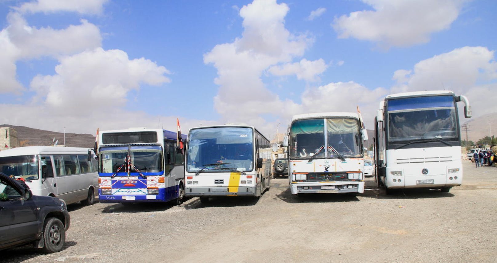Busse der syrischen Regierung warten auf Zivilisten, die aus der islamistischen Rebellenhochburg Ost-Ghouta fliehen