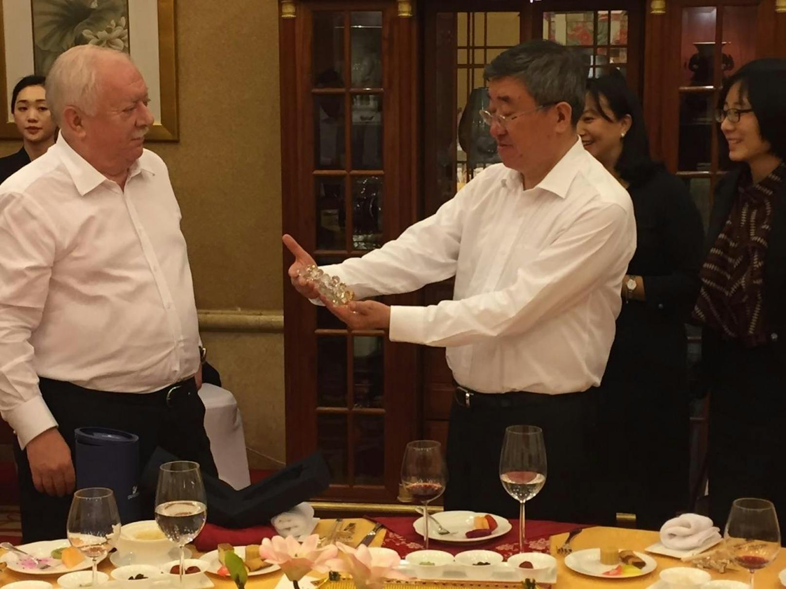 Bescherung beim Abendessen: Häupl überreichte Pekings Vizebürgermeister Sui Zhenjiang eine Traube aus Swarovski-Kristallen...