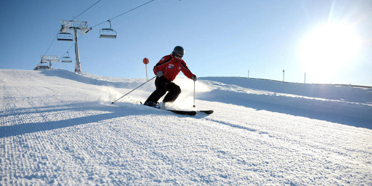 Das Skigebiet bietet seinen Besuchern über 26km täglich frisch präparierte Skipisten die mit vier Komfortsesselbahnen und sechs Schleppliften bequem zu erreichen sind.