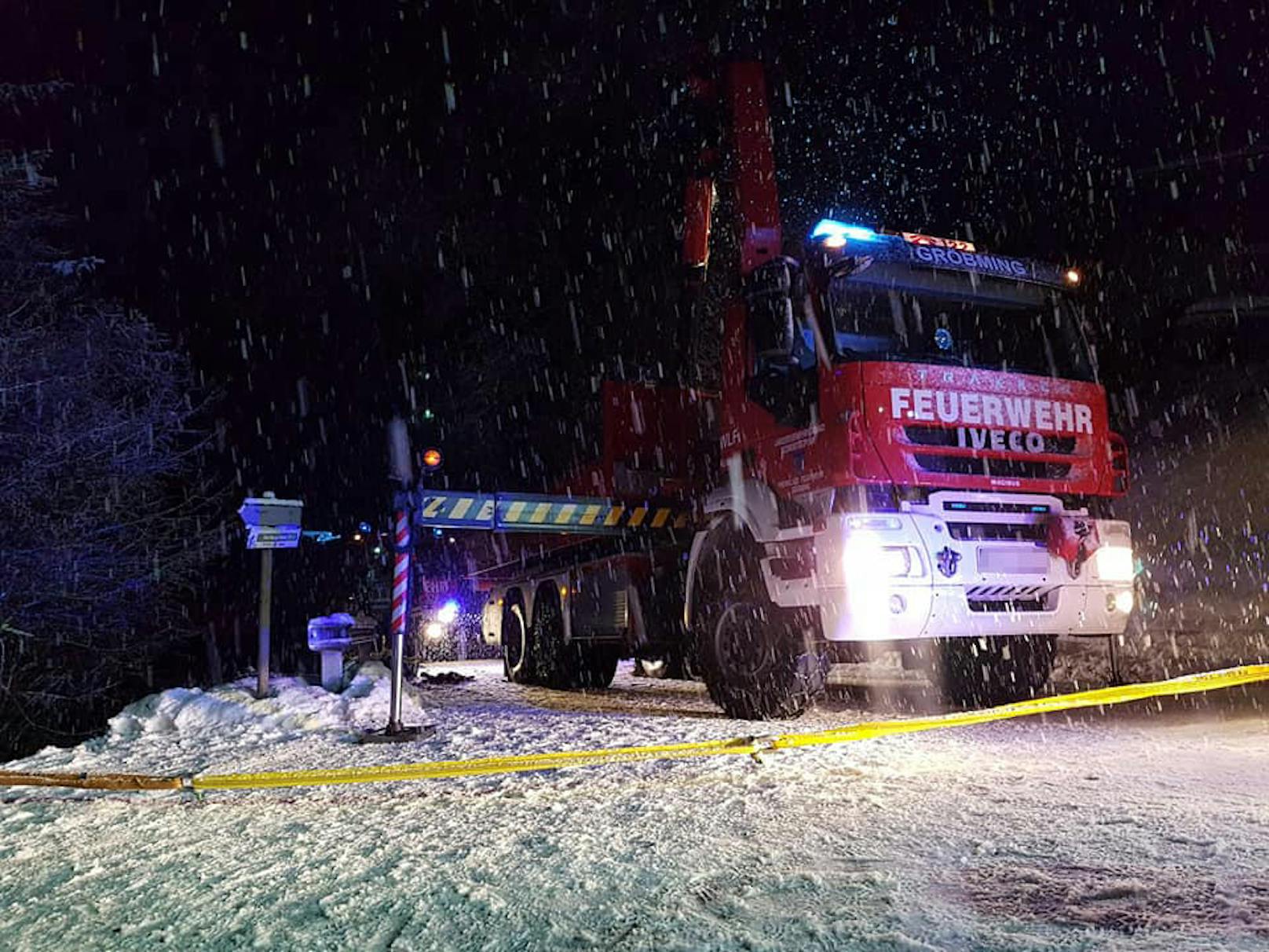 Am Donnerstagabend musste die Feuerwehr in Pruggern (Steiermark) ausrücken, um ein Auto zu bergen, das über eine Böschung gestürzt war.