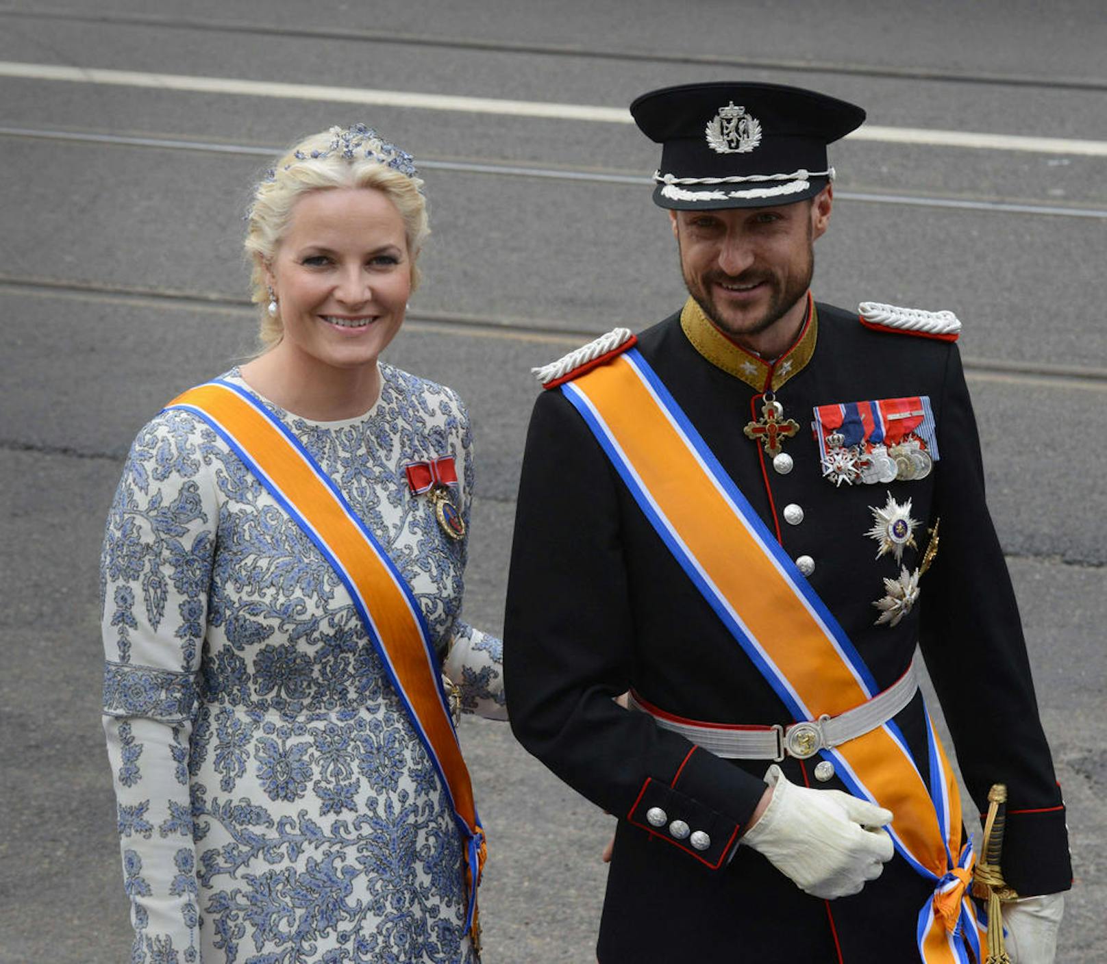 Haakon and Mette-Marit bei der Krönung vom niederländischen Königshaus.