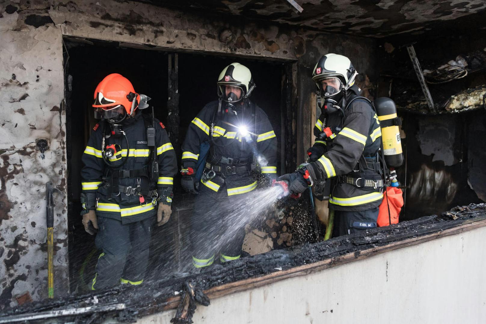 Fünf Personen wurden bei dem Brand im 4. Stock einer Wohnung im Kremplhochhaus verletzt. 