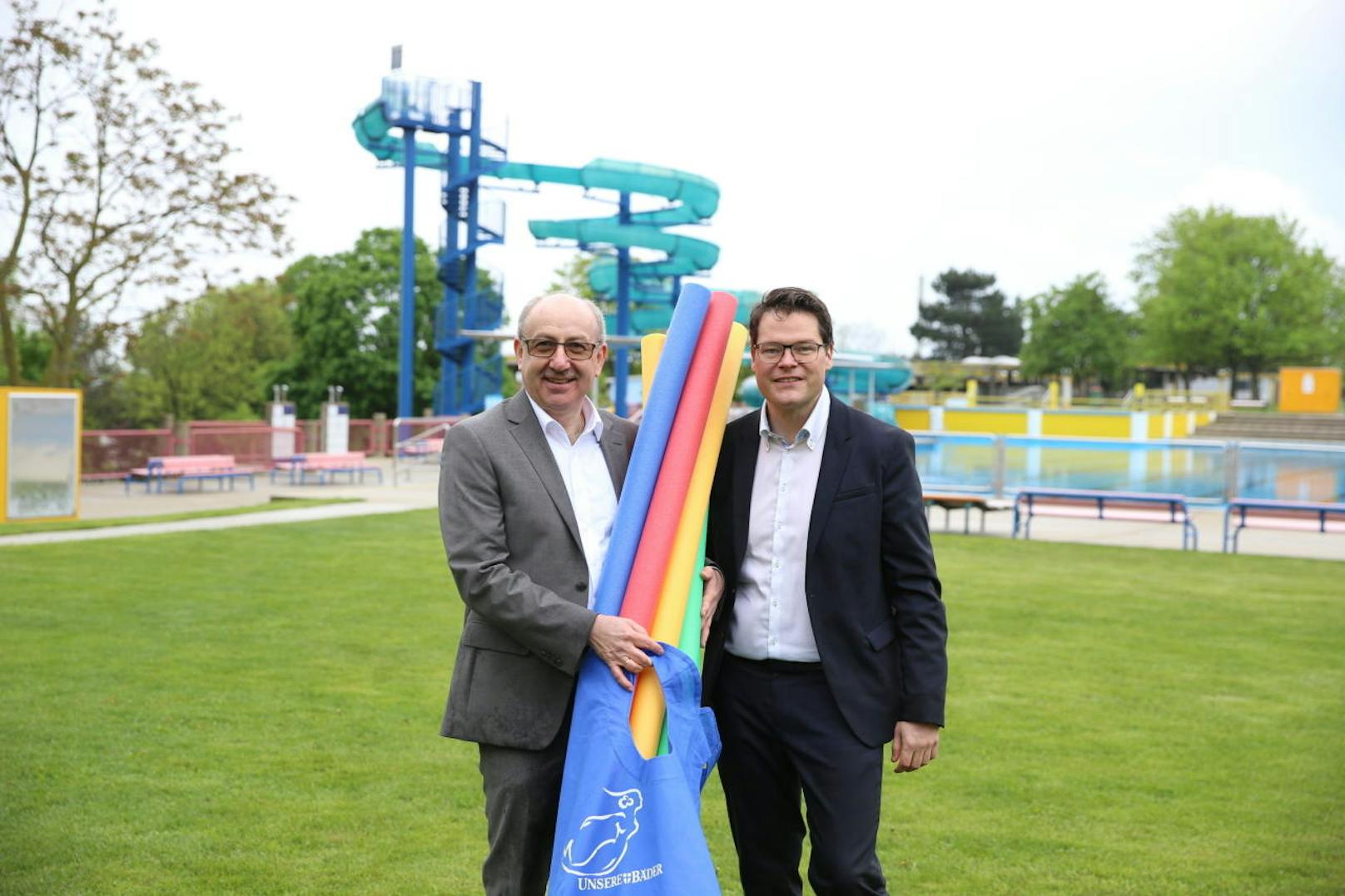 Bäderchef Hubert Teubenbacher und Stadtrat Jürgen Czernohorszky im neuen Wasserspielgarten im Schafbergbad