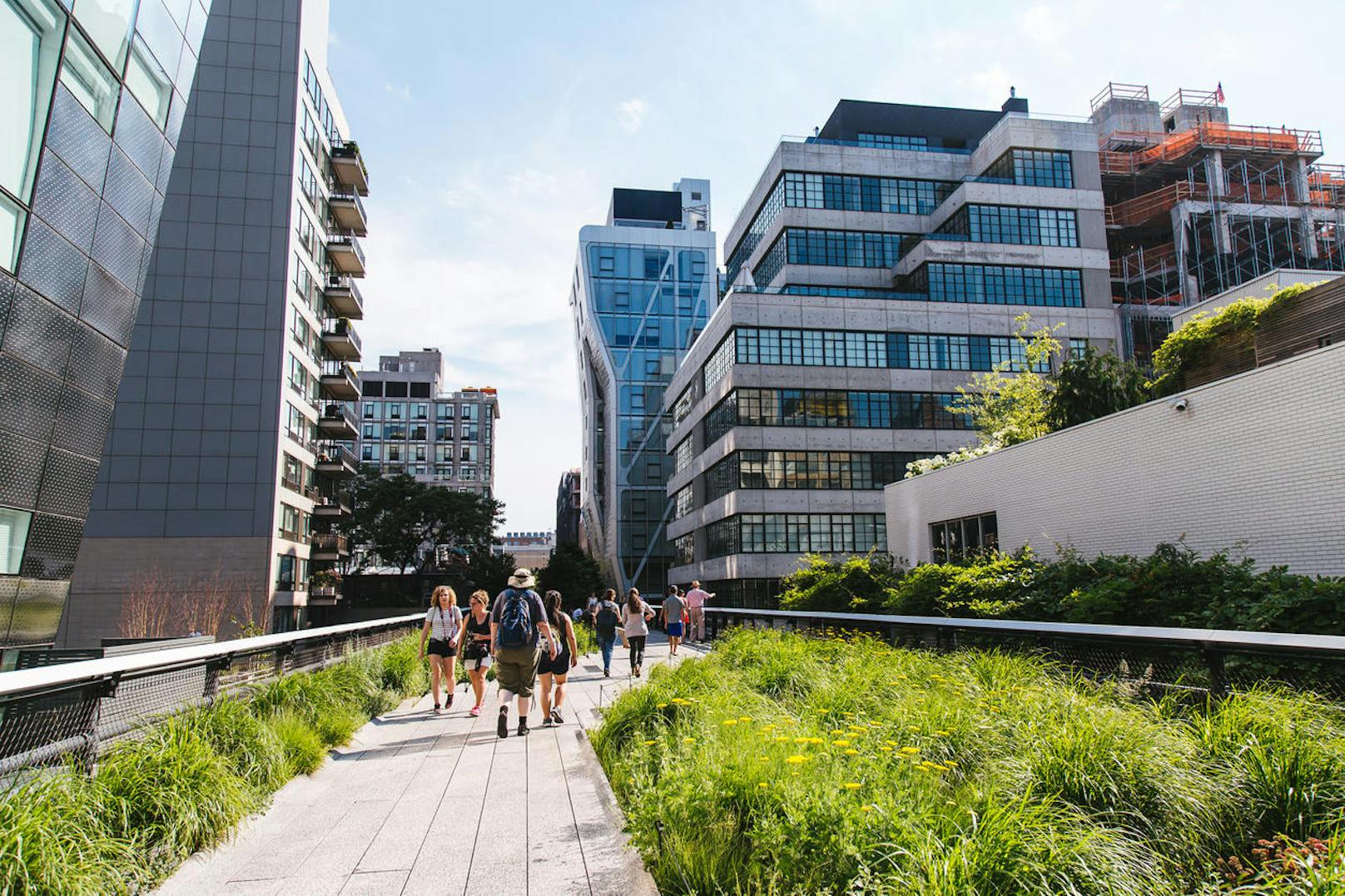 High Line Park - der High Line Park ist ein begrünter Wanderweg der auf einer stillgelegten Hochbahnstraße angelegt wurde. Hier kann man gemütlich spazieren, in der Sonne liegen, die Aussicht genießen, oder eines der kleinen Bistros besuchen. Viele Straßenkünstler zeigen hier ihre Talente. Der Eintritt ist kostenlos!